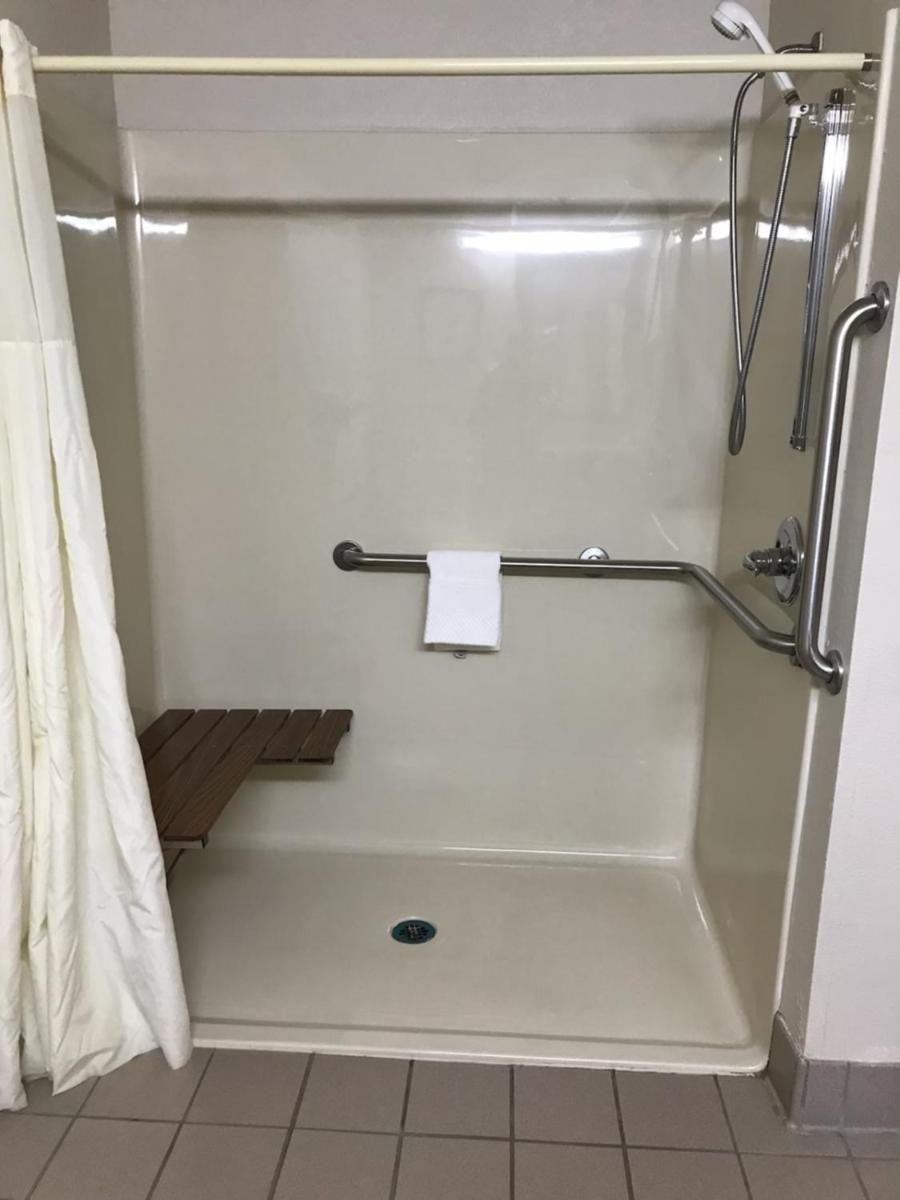 King Room with Roll-In Shower - Accessible/Non-Smoking photo 3