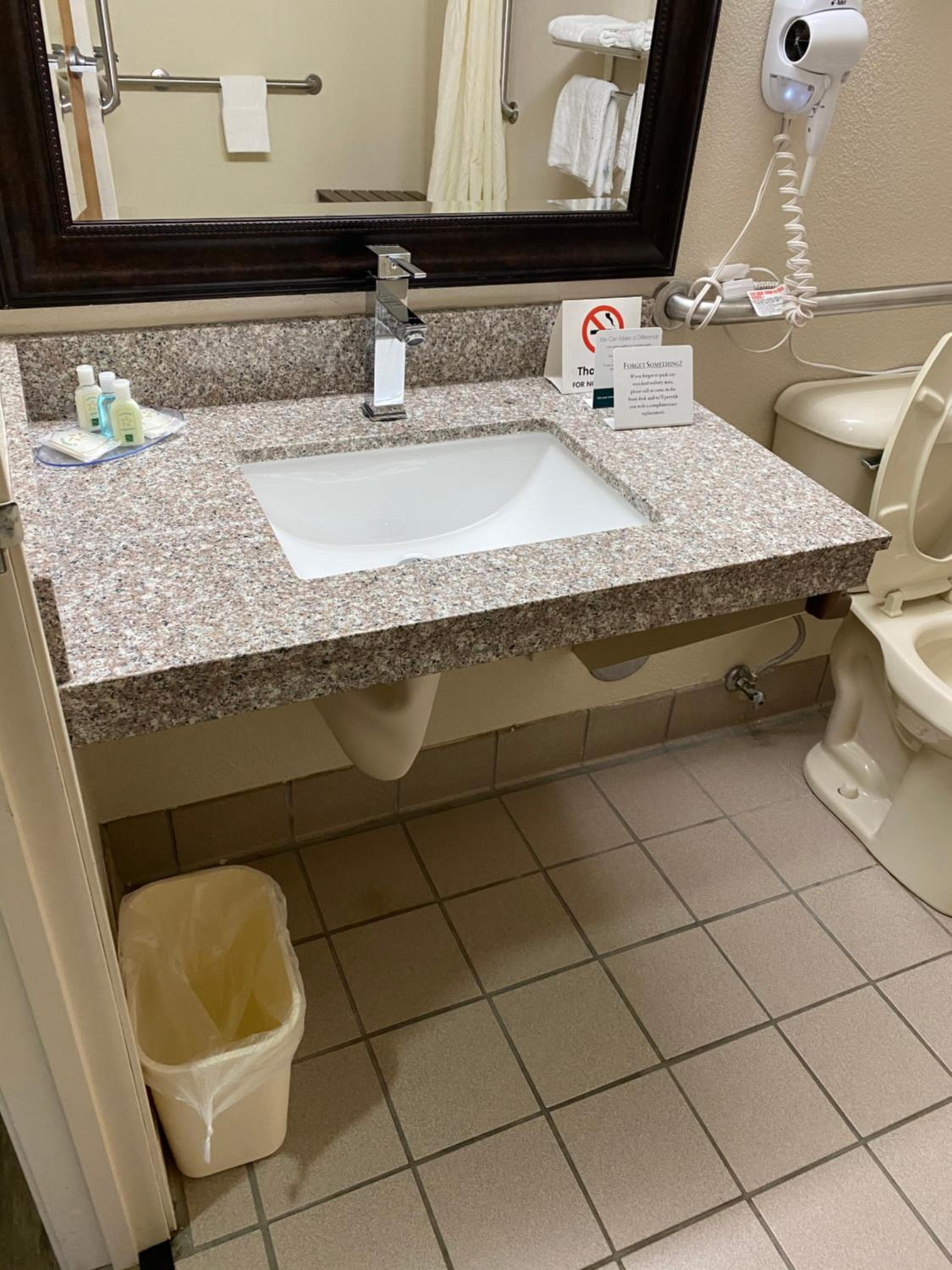 King Room with Accessible Tub - Accessible/Non-Smoking - Photo 2