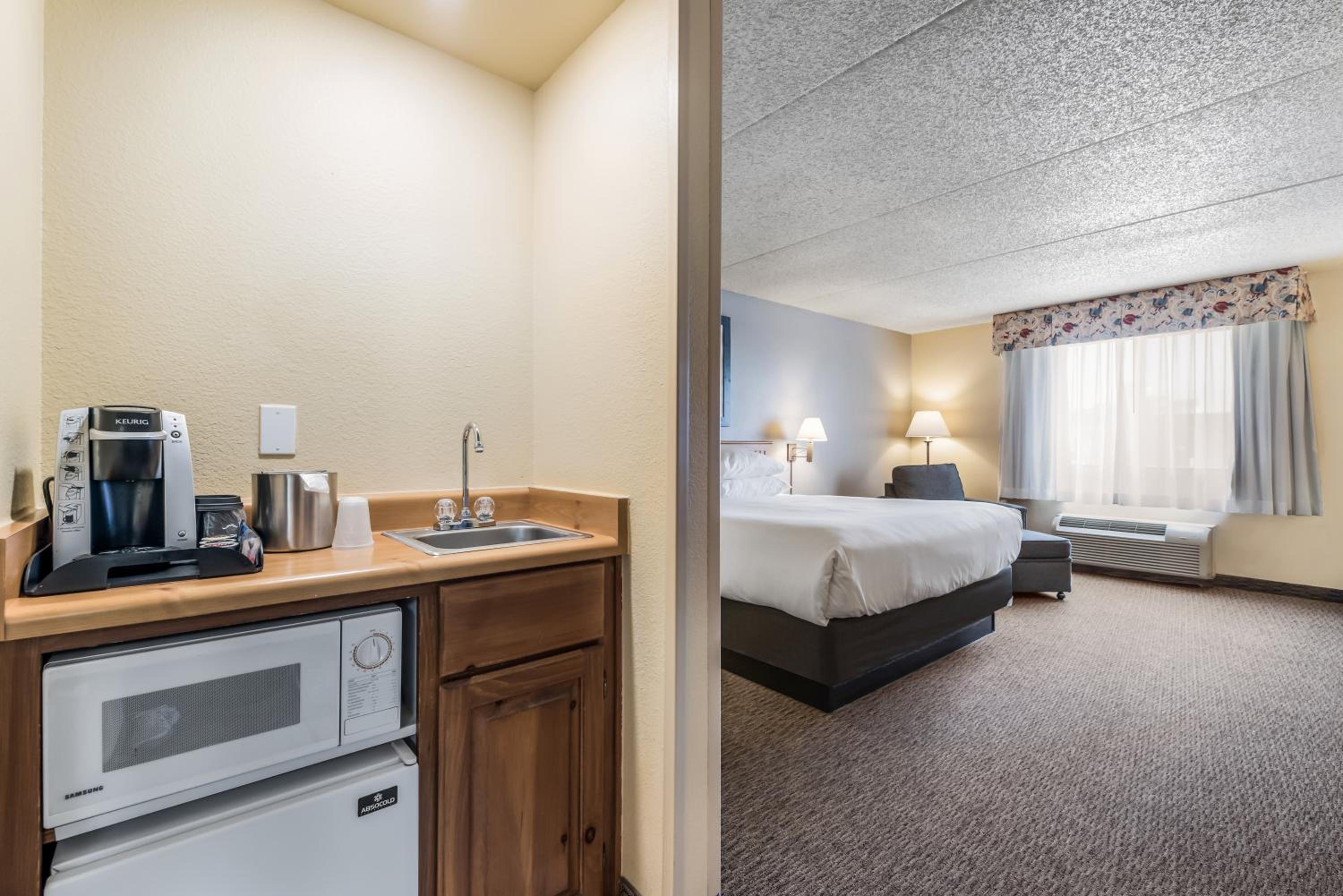 King Suite with Spa Bath - Photo 2