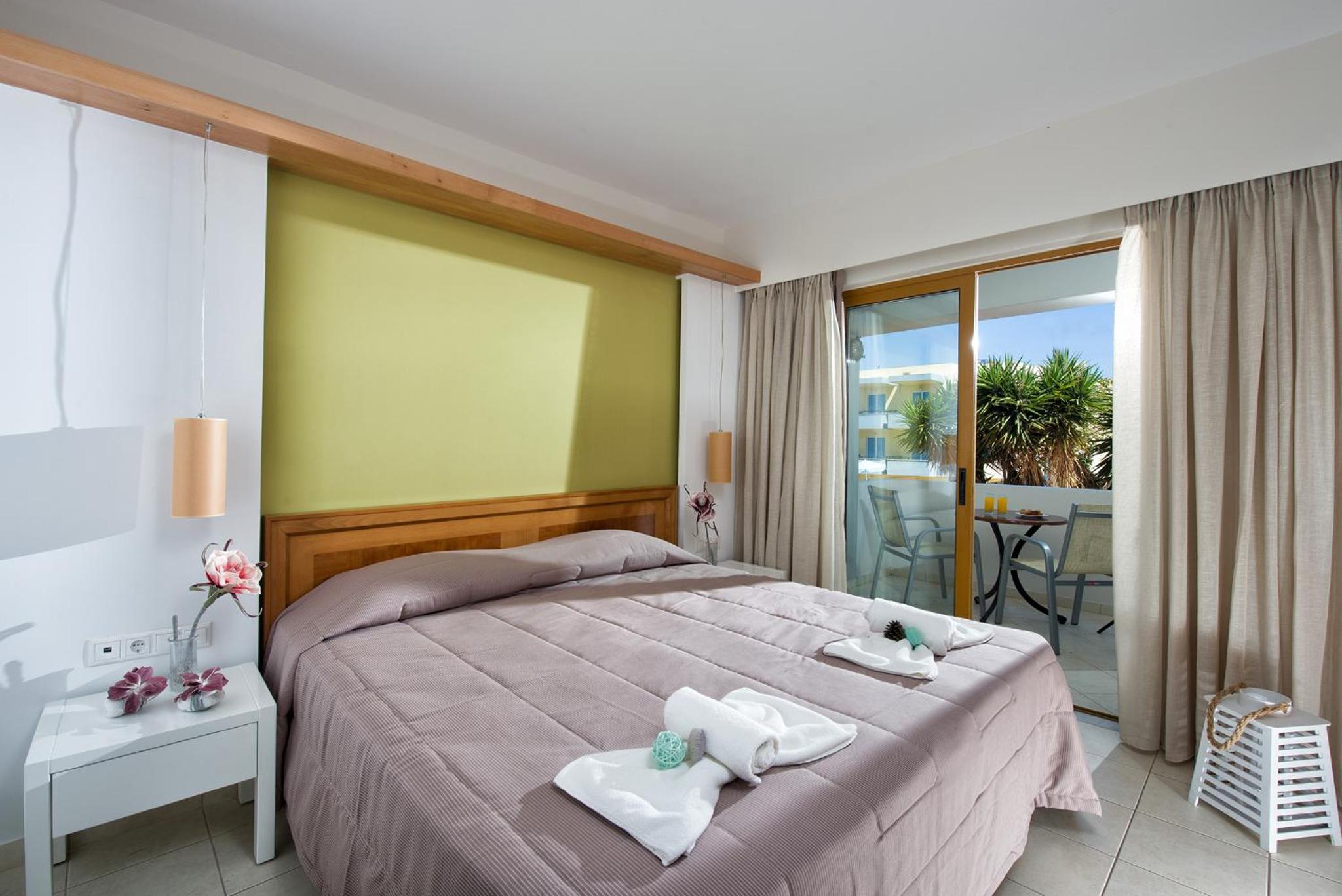 One Bedroom Apartment with Pool View photo 2