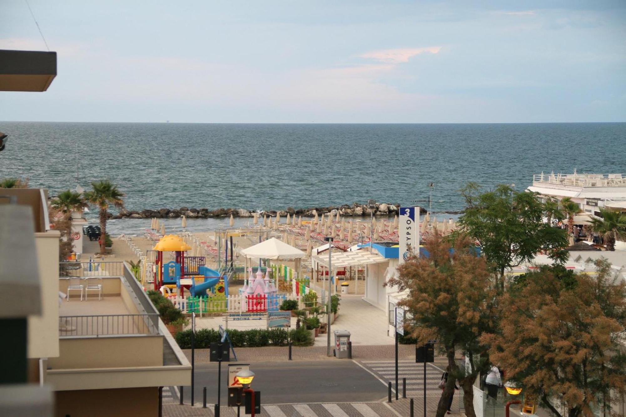Double Room with Balcony and Sea View - Photo 4