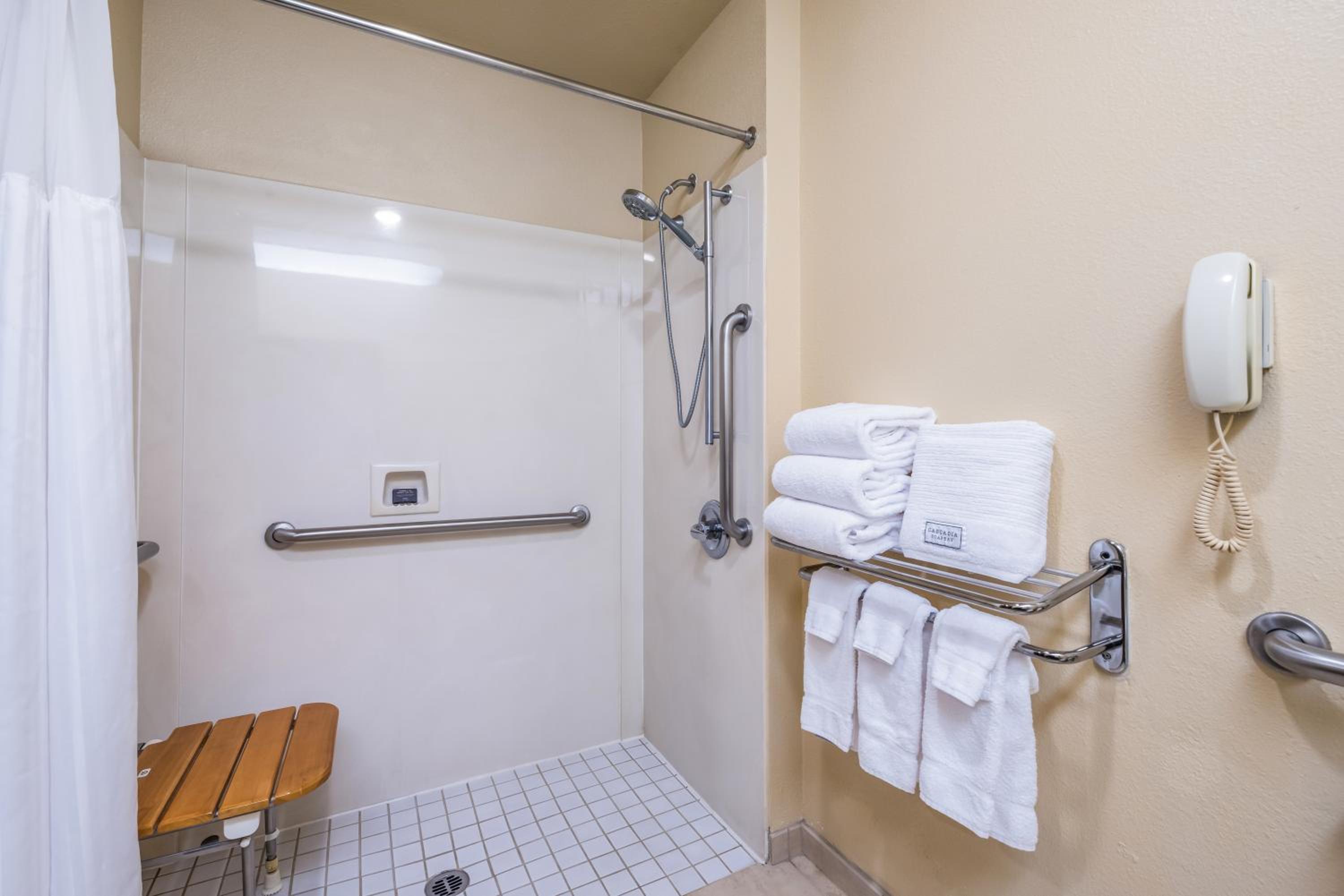 Queen Room with Two Queen Beds - Disability Access - Photo 2