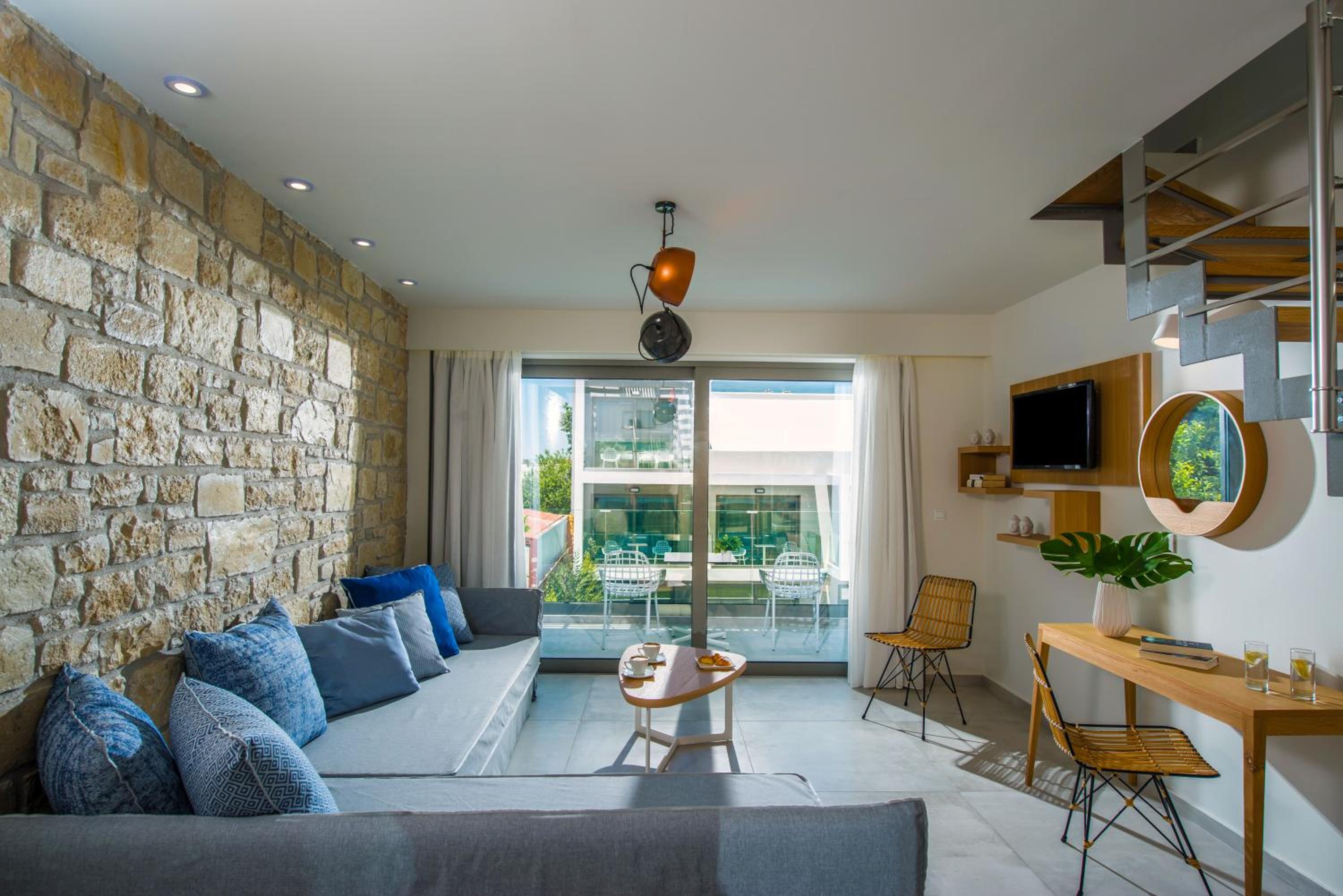 Suite with Pool View - Split Level photo 3