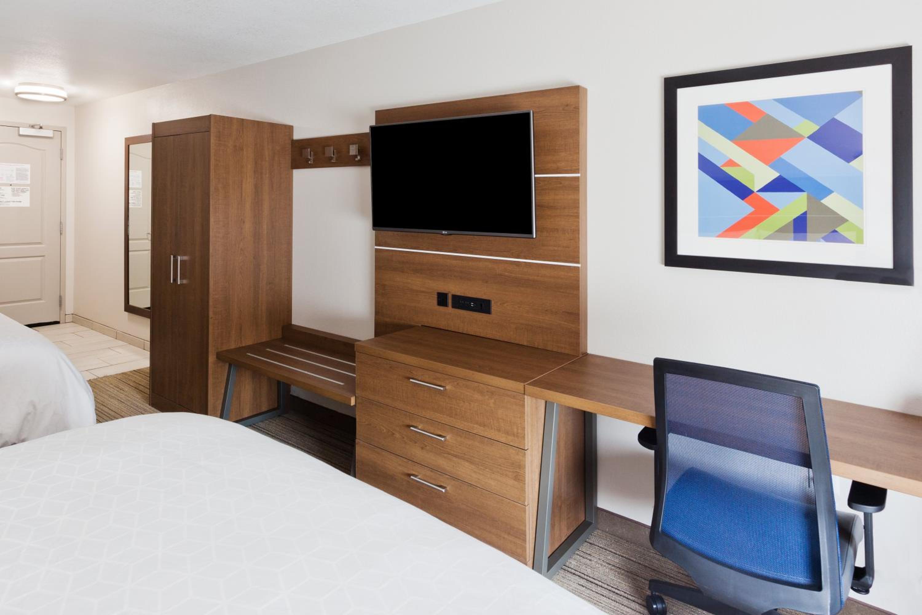 Standard Room with Two Queen Beds - Photo 4