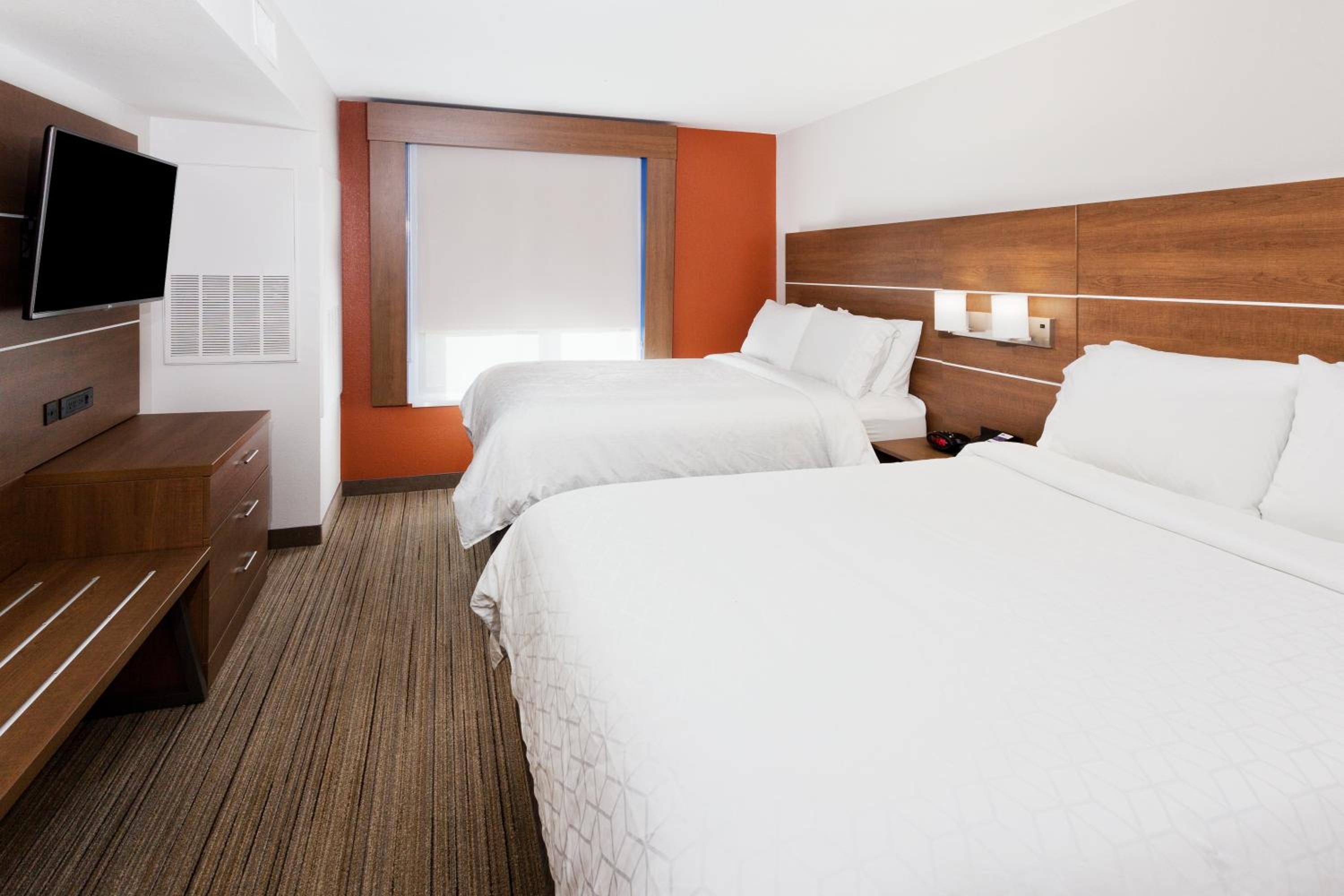 Standard Room with Two Queen Beds - Photo 3