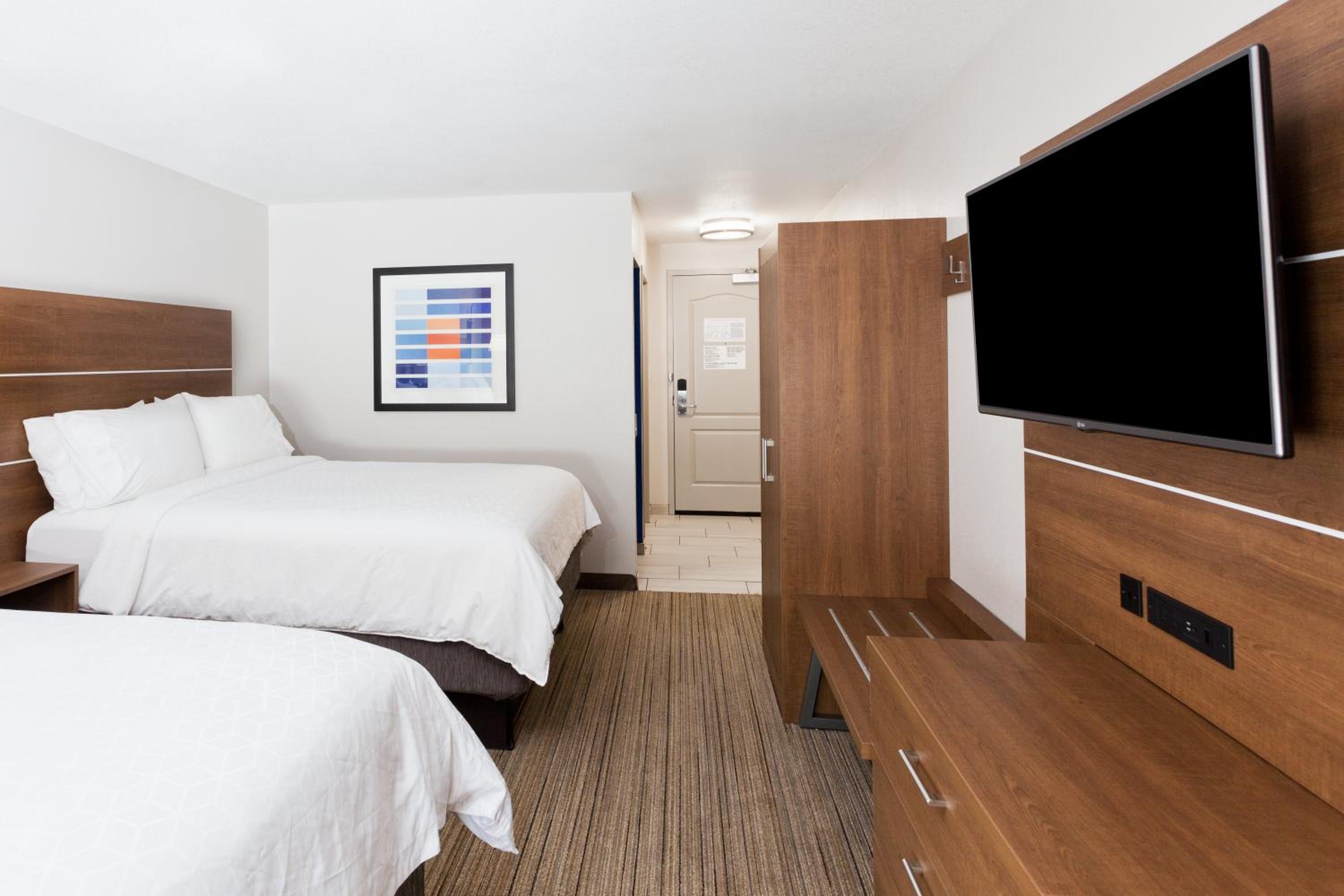 Standard Room with Two Queen Beds - Photo 1