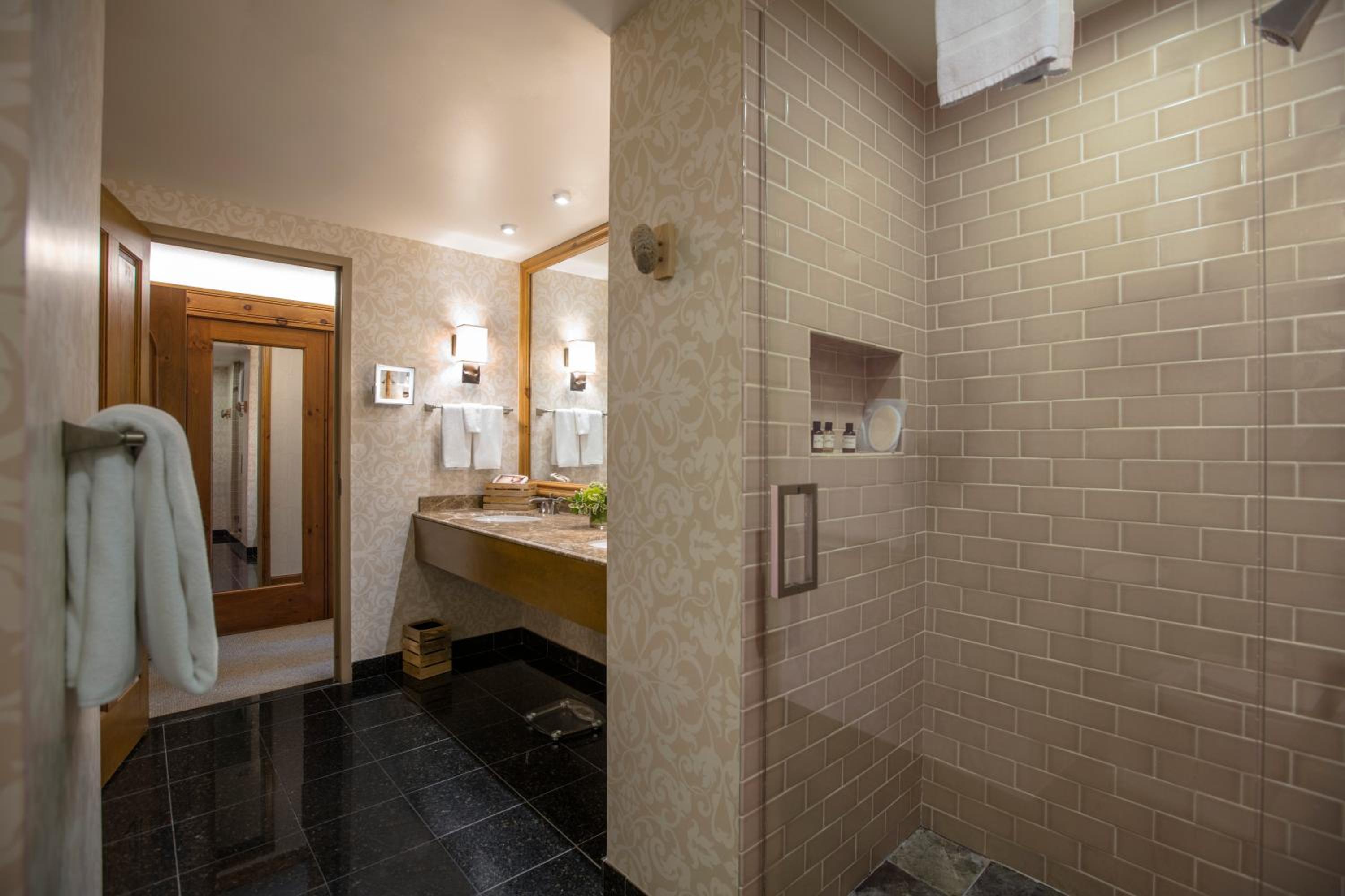 Suite - Photo 4