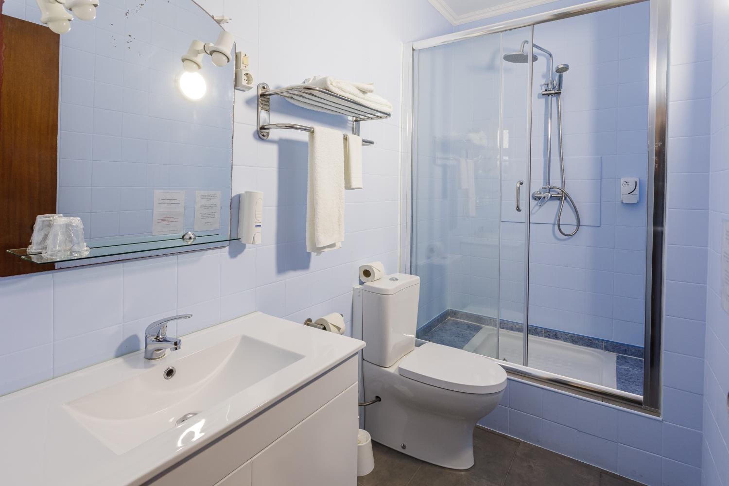 Single Room with Private Bathroom photo 3