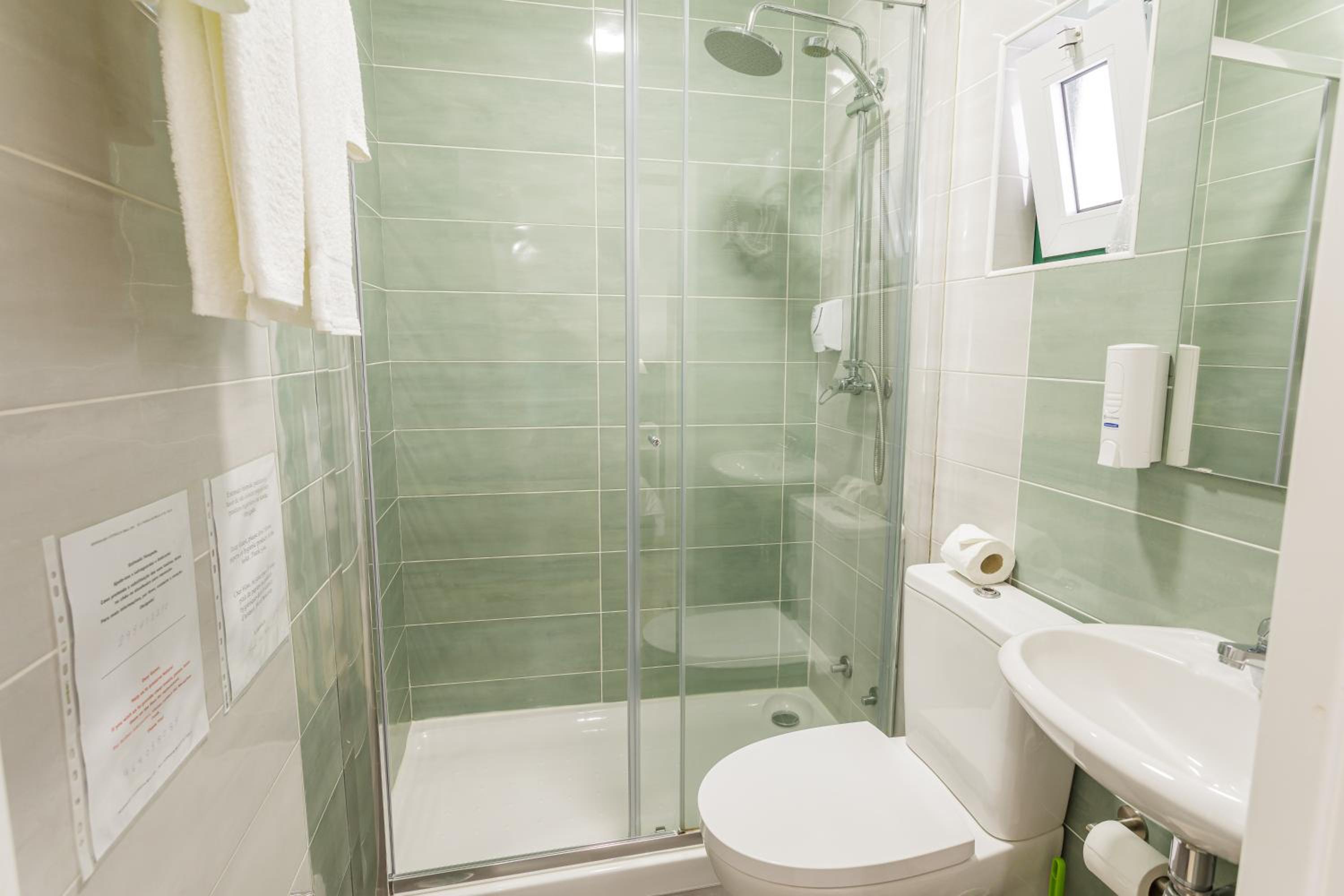 Twin Room with Private Bathroom photo 3