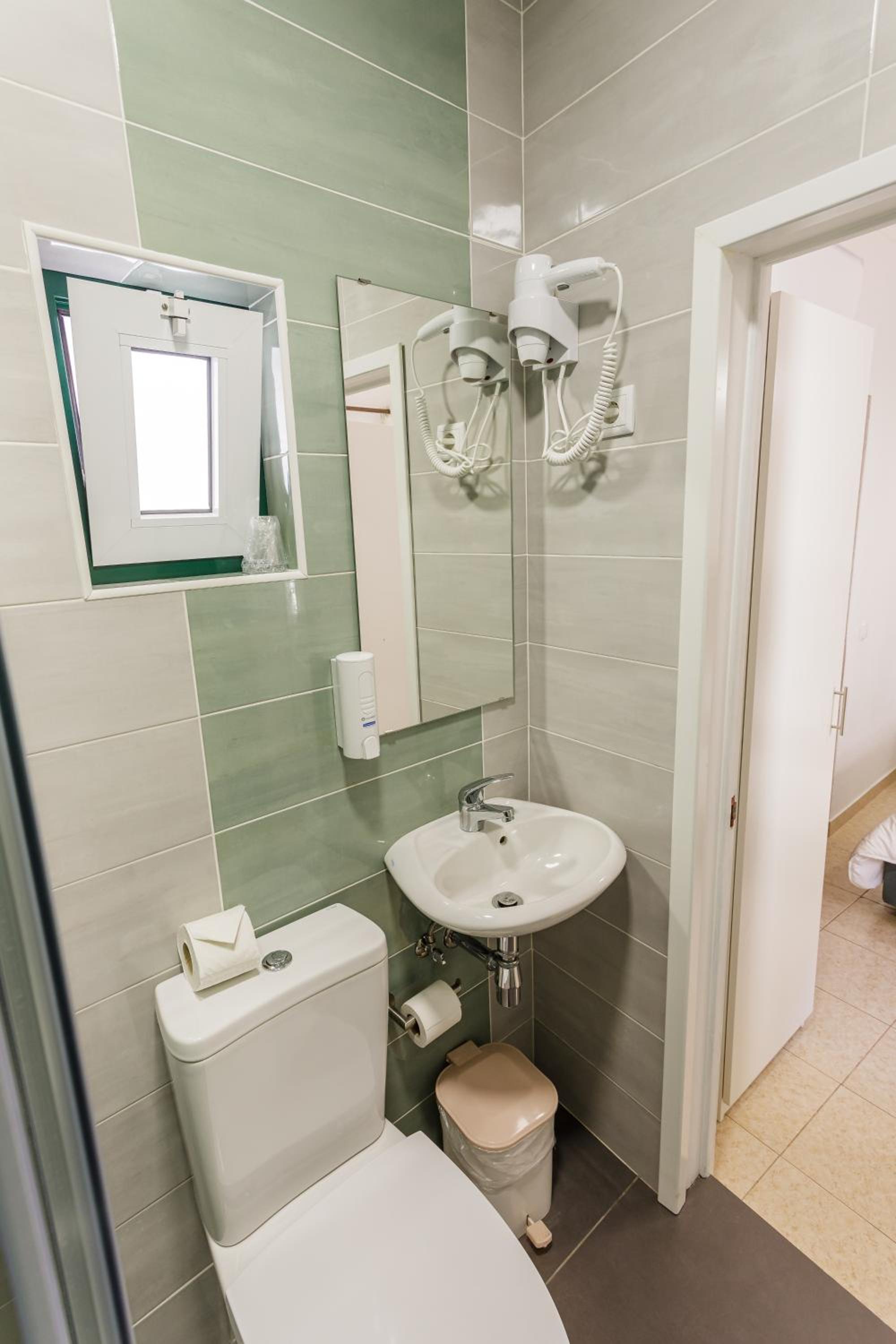 Twin Room with Private Bathroom photo 2