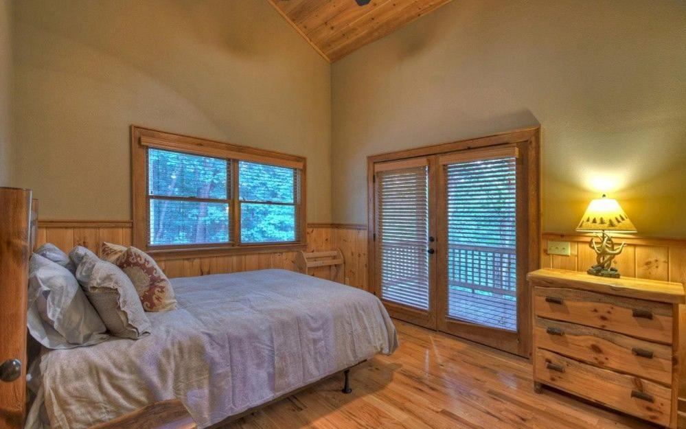 Six-Bedroom House photo 2