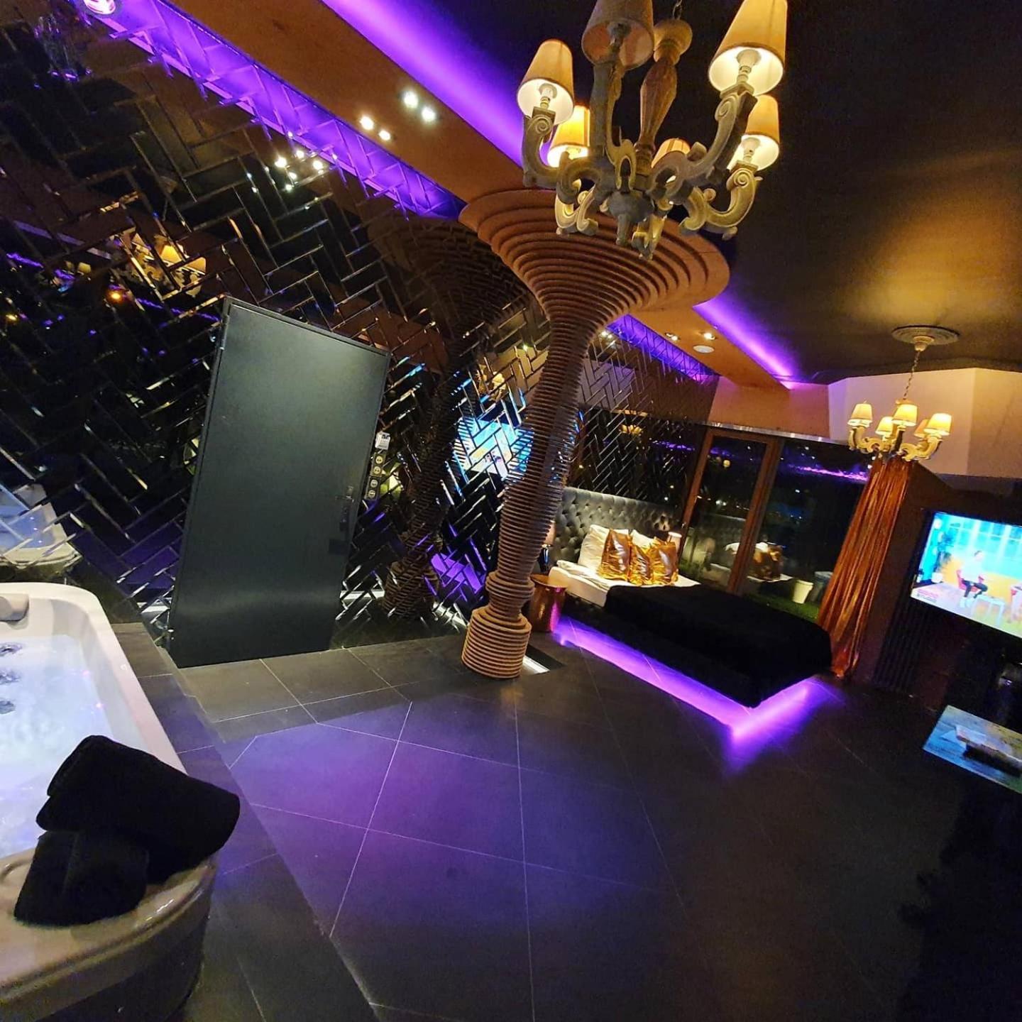 Small Apartment with Jacuzzi - Photo 22