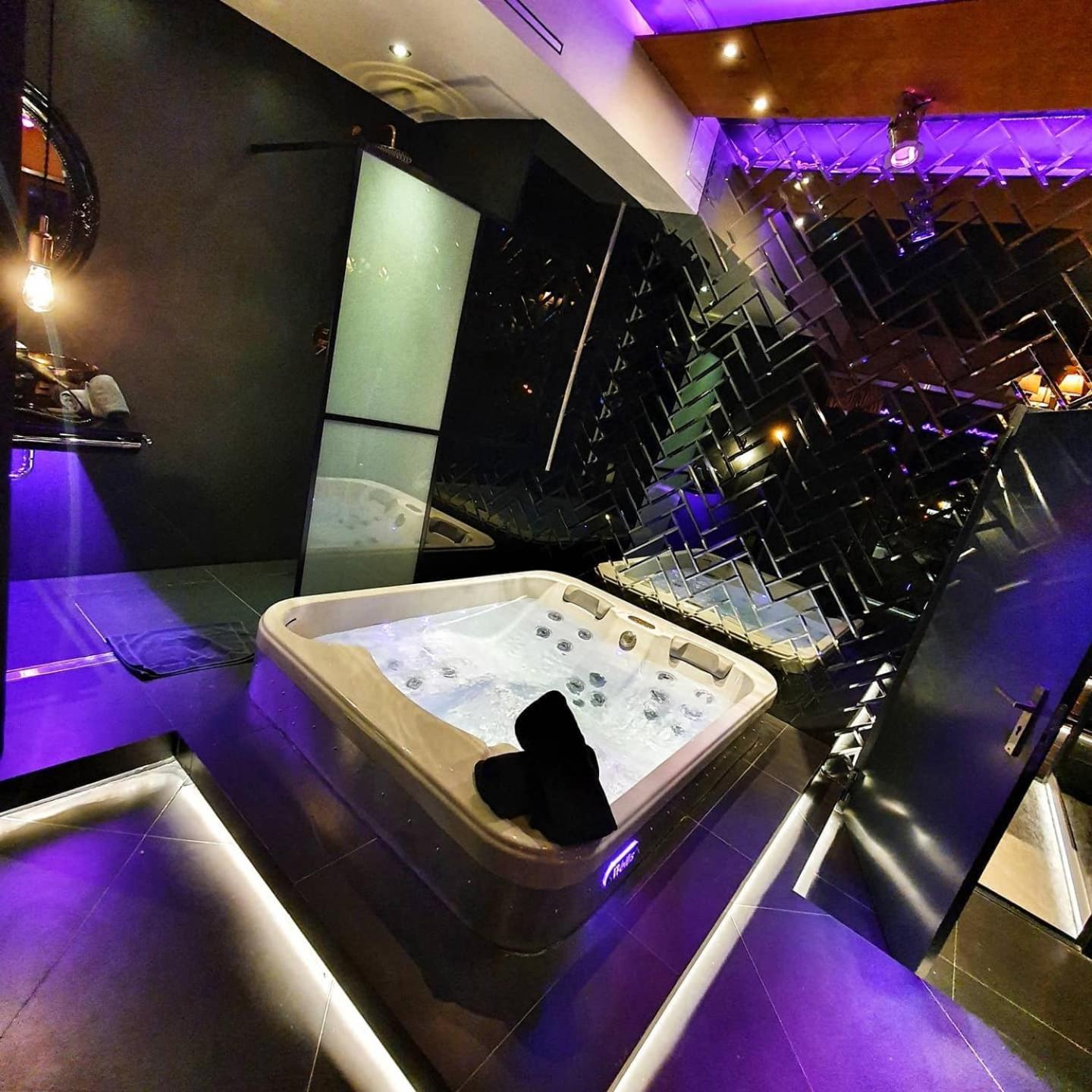 Small Apartment with Jacuzzi - Photo 28