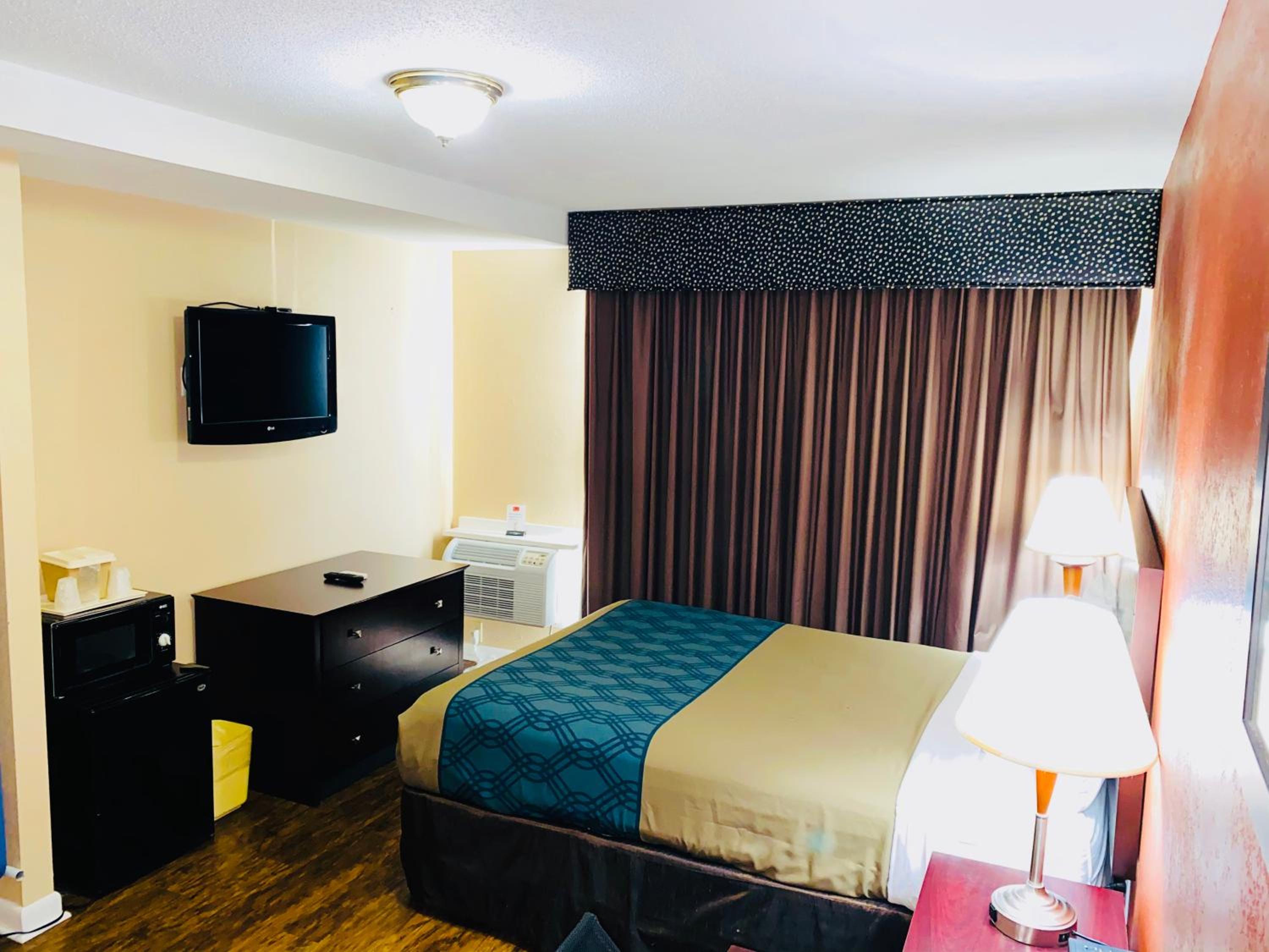 Queen Room - Accessible/Nonsmoking photo 2