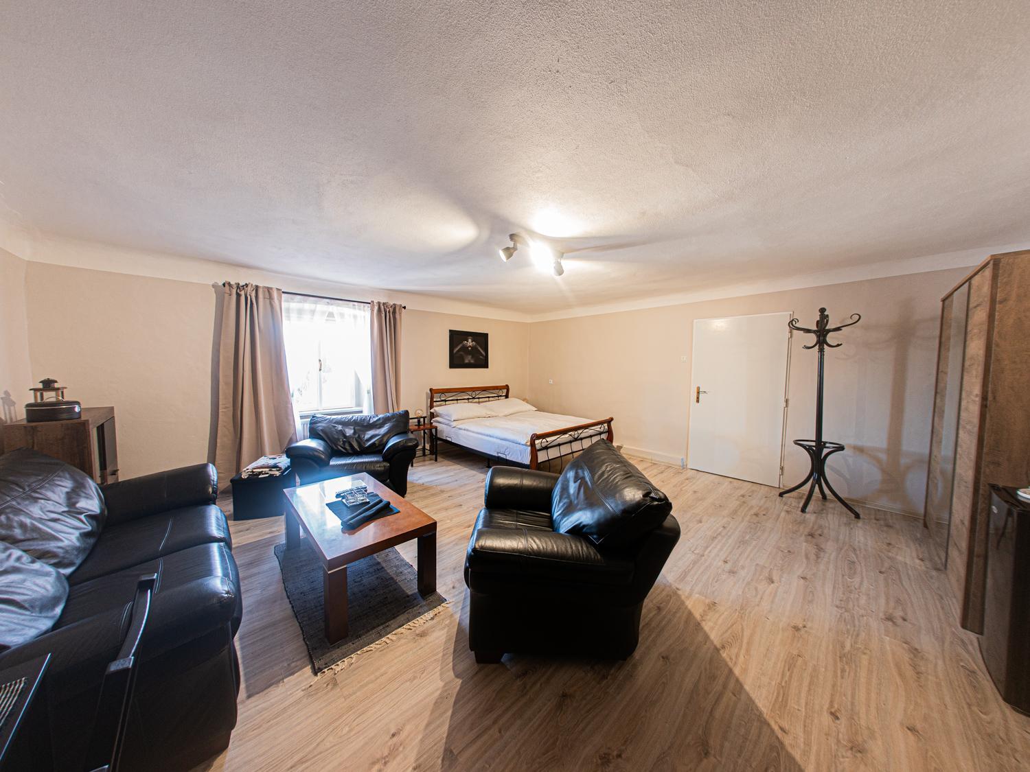 Large Double Room - Photo 8