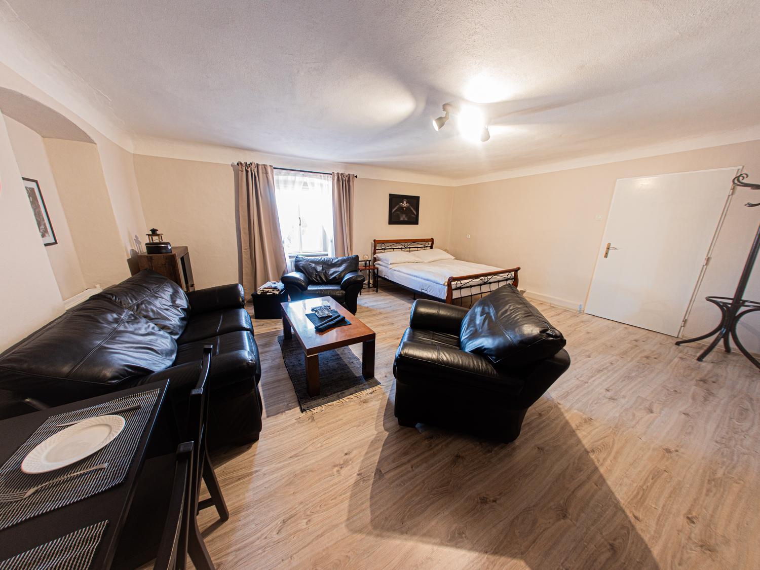 Large Double Room - Photo 9