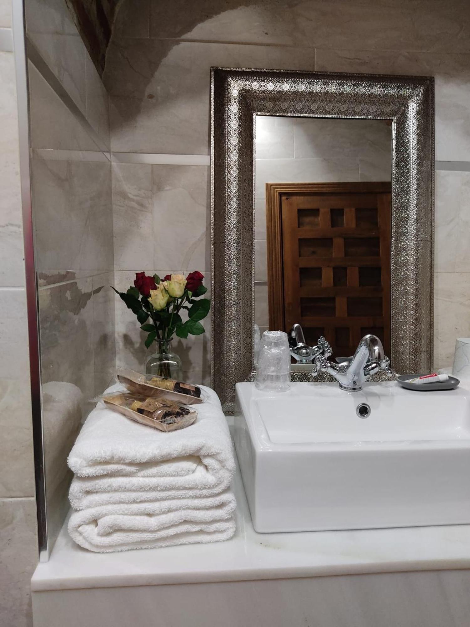 Standard Double Room - Photo 6
