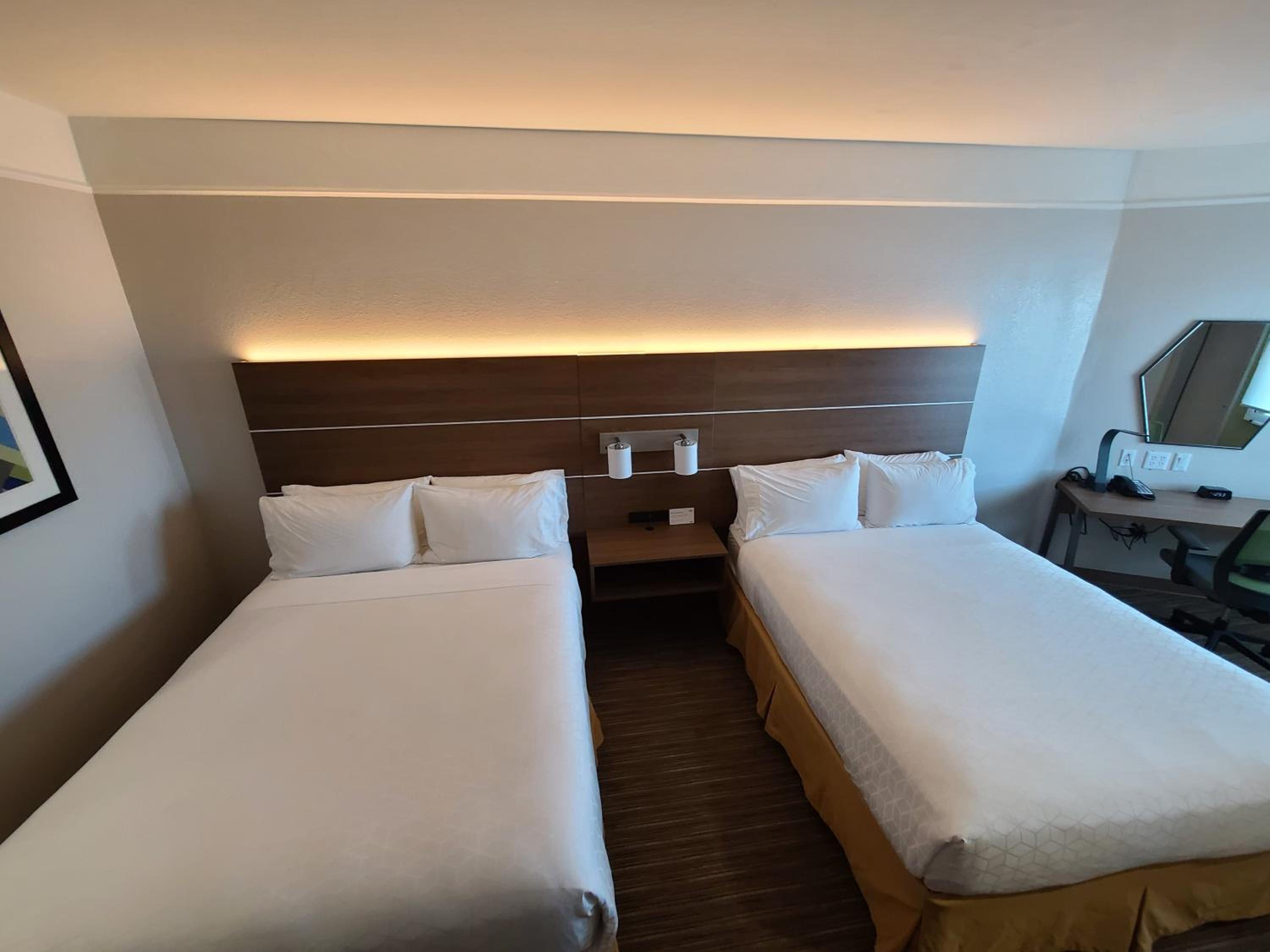 Standard Queen Room with Two Queen Beds - Photo 13