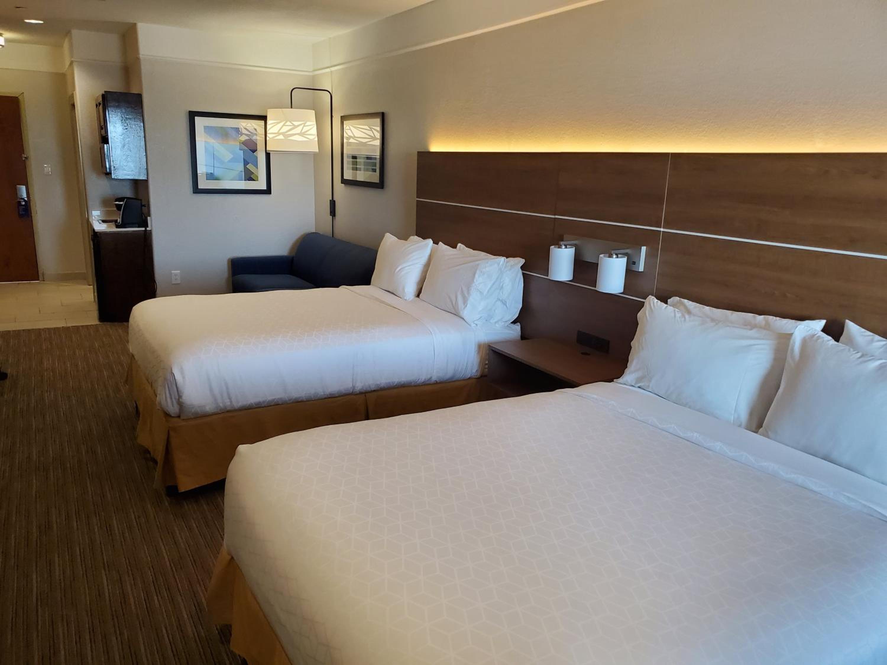 One-Bedroom Queen Suite with Two Queen Beds - Photo 4