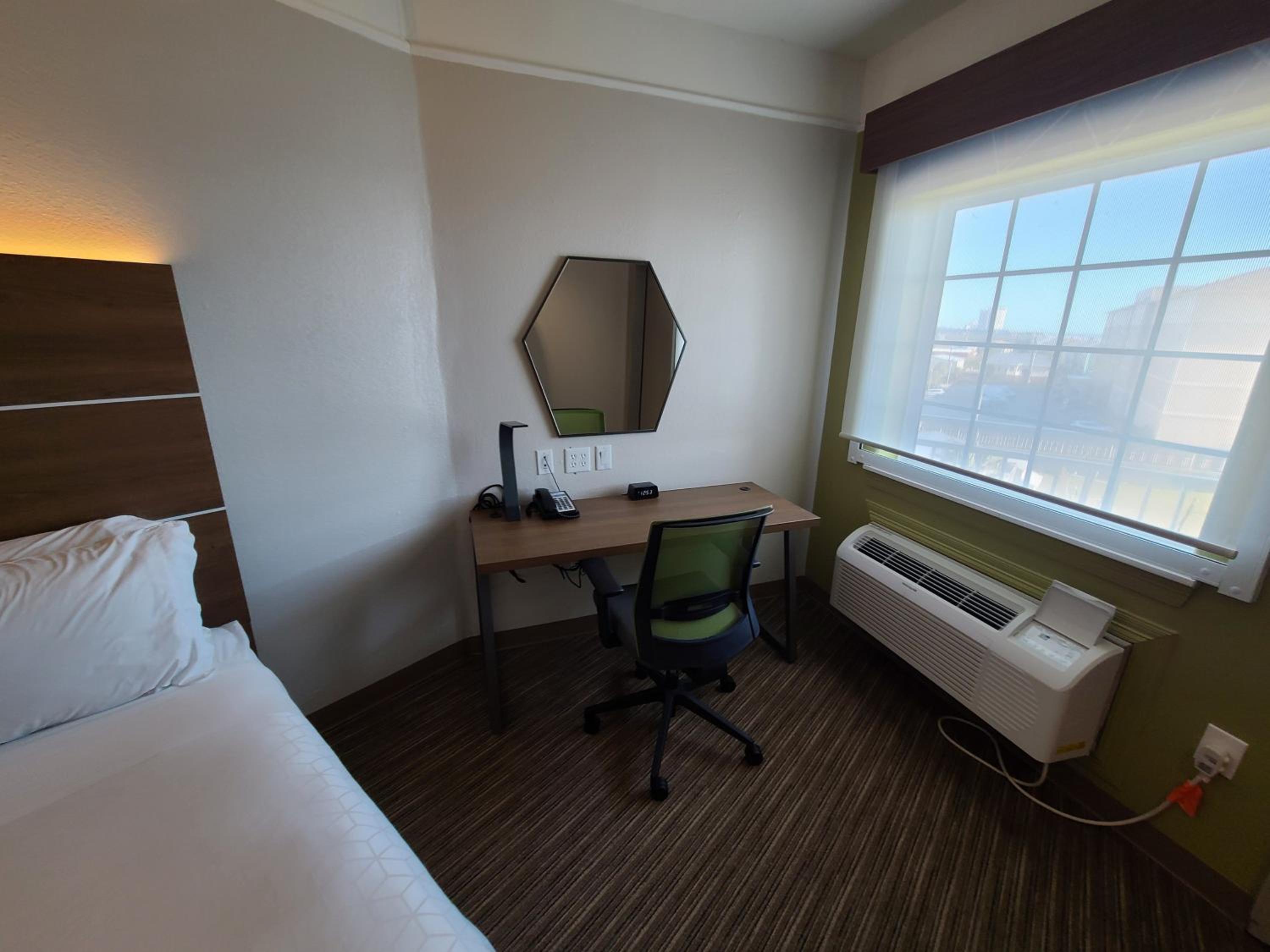 Standard King Room - Photo 14