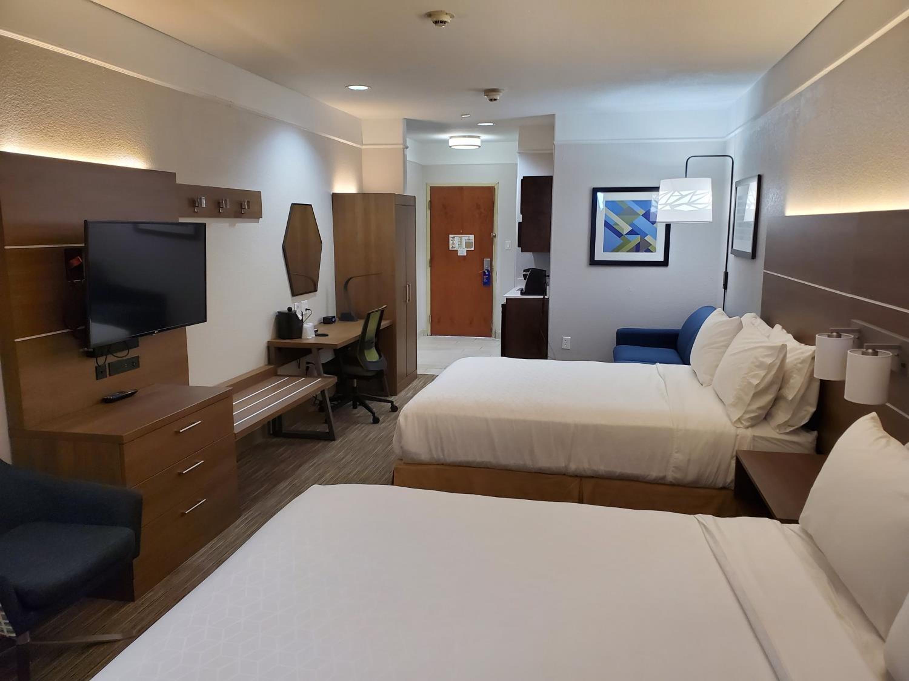 One-Bedroom Queen Suite with Two Queen Beds - Photo 1