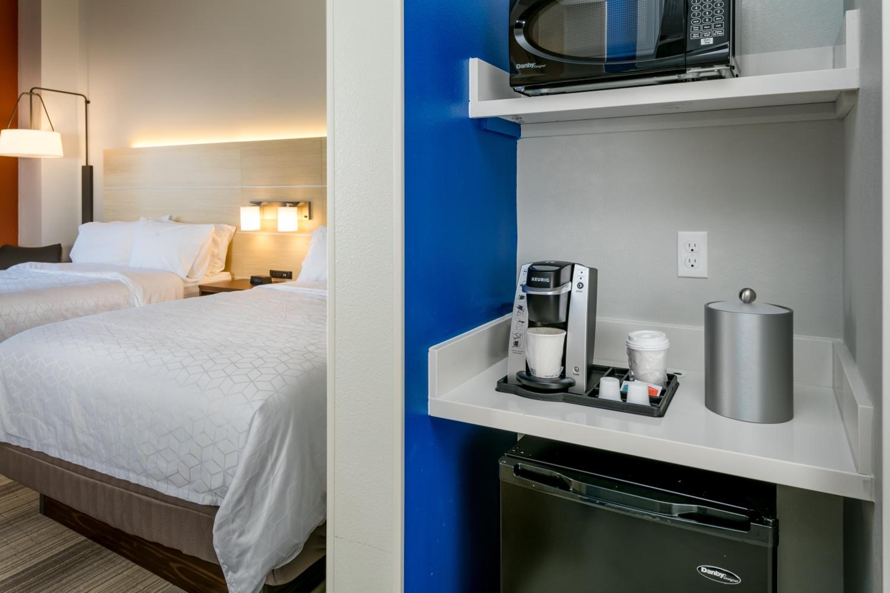 Standard Room with Two Queen Beds - Photo 2