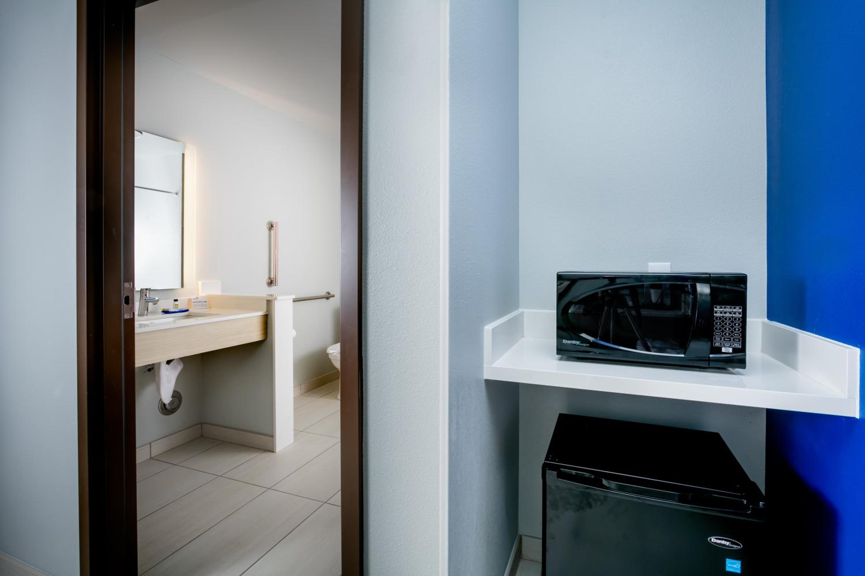 Standard King Room - Mobility/Communications Accessible - Photo 9