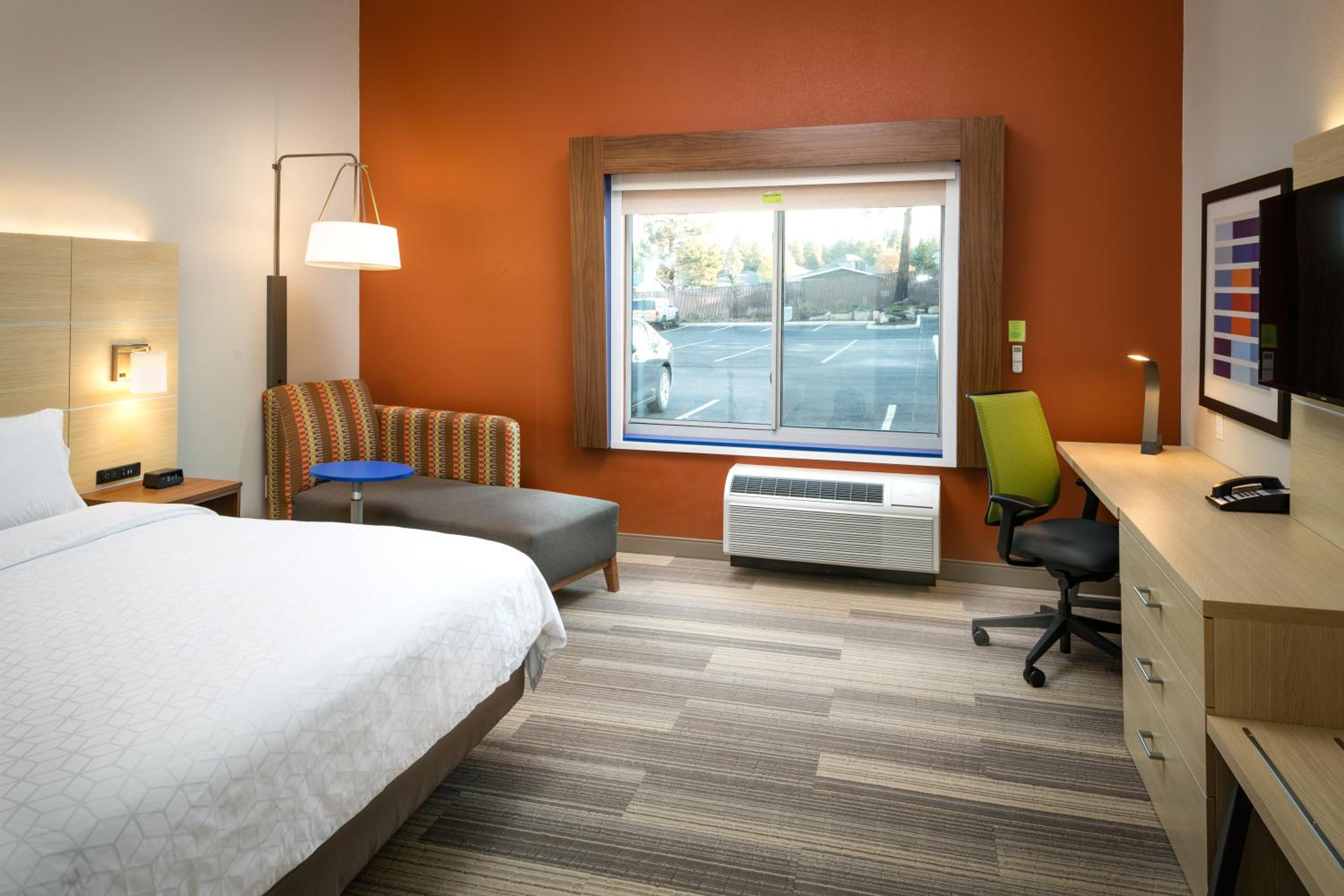 Standard King Room - Mobility/Communications Accessible - Photo 11