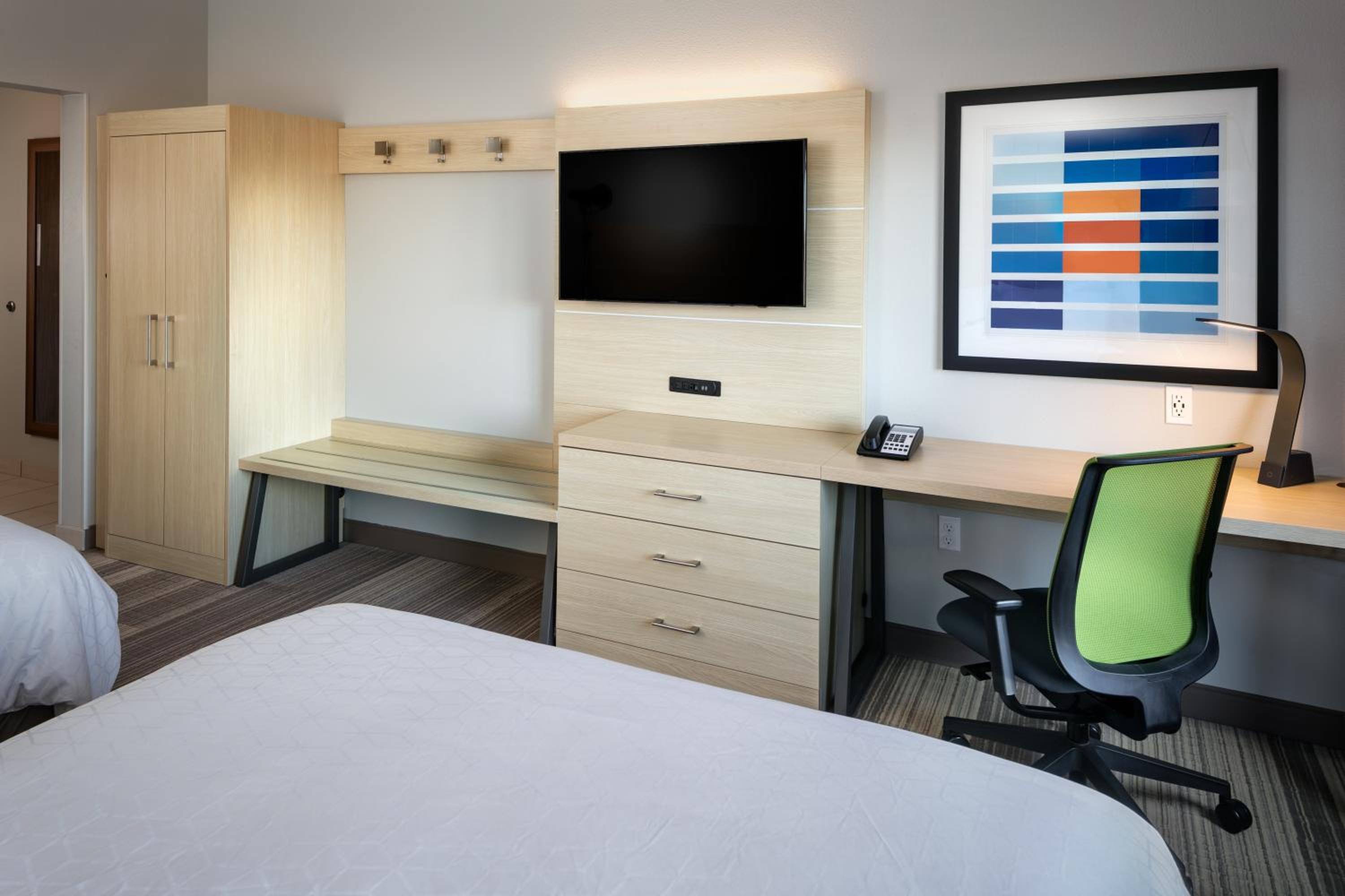 Standard Room with Two Queen Beds - Photo 3