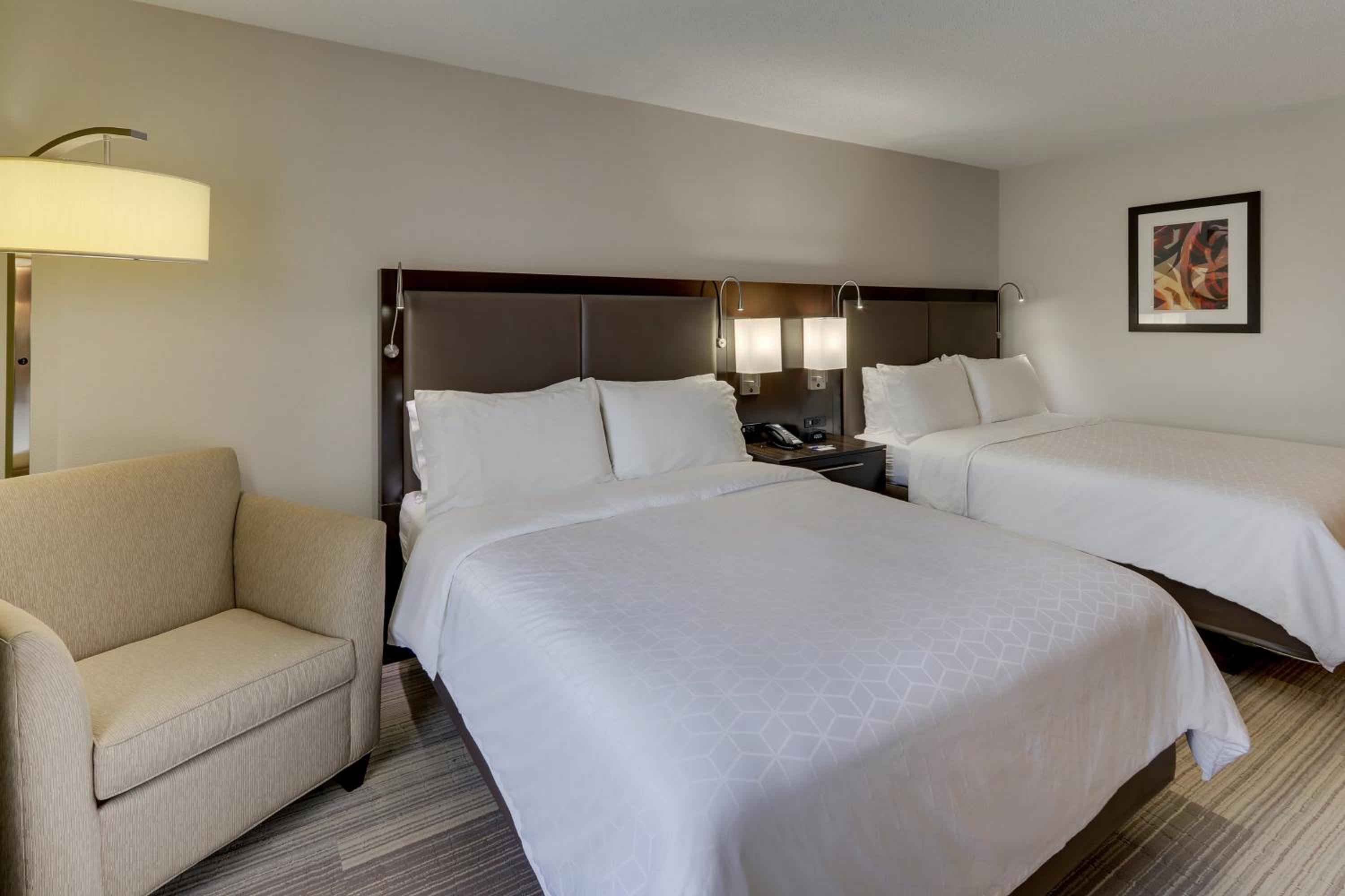 Standard Queen Room with Two Queen Beds - Photo 2