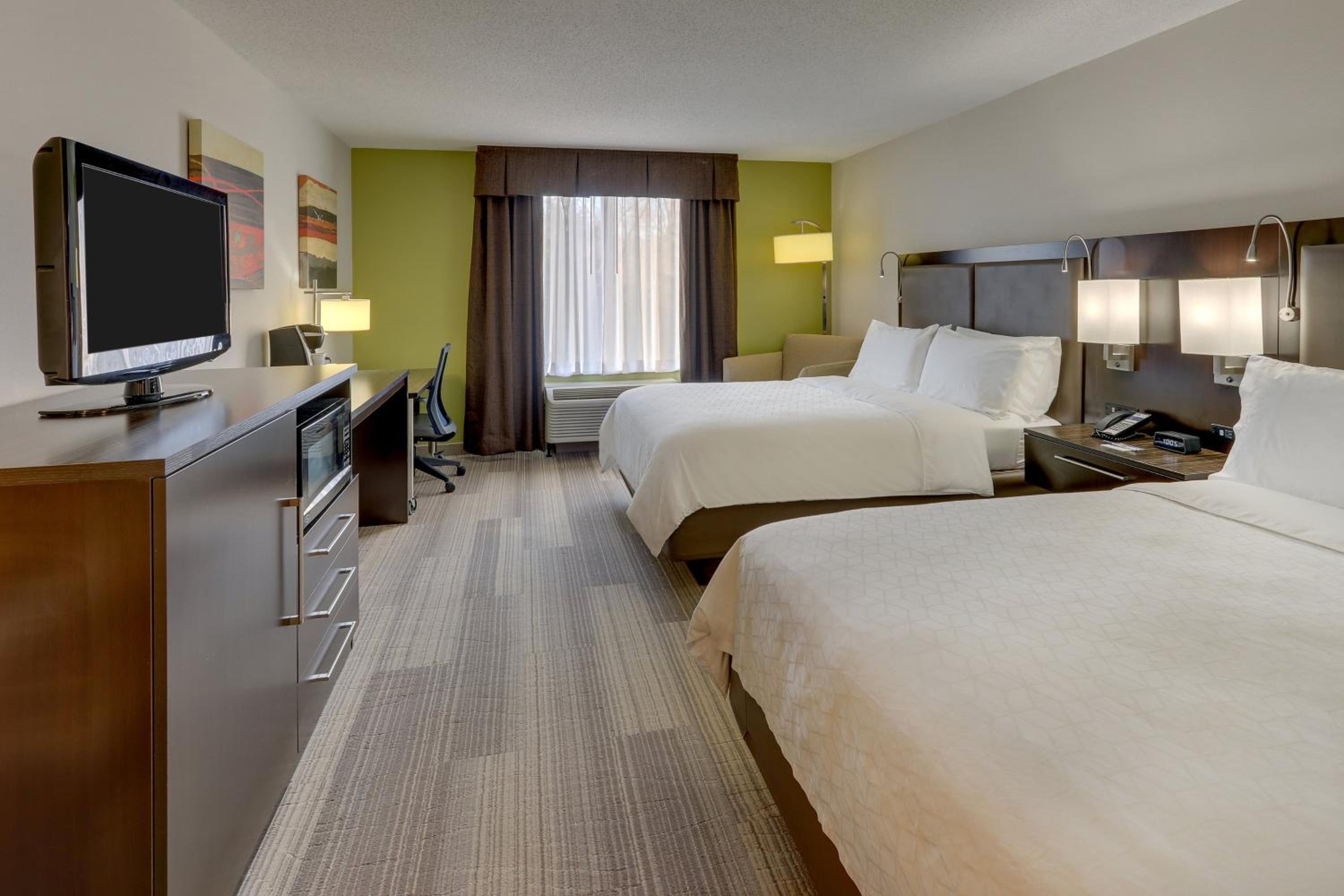Standard Queen Room with Two Queen Beds - Photo 3