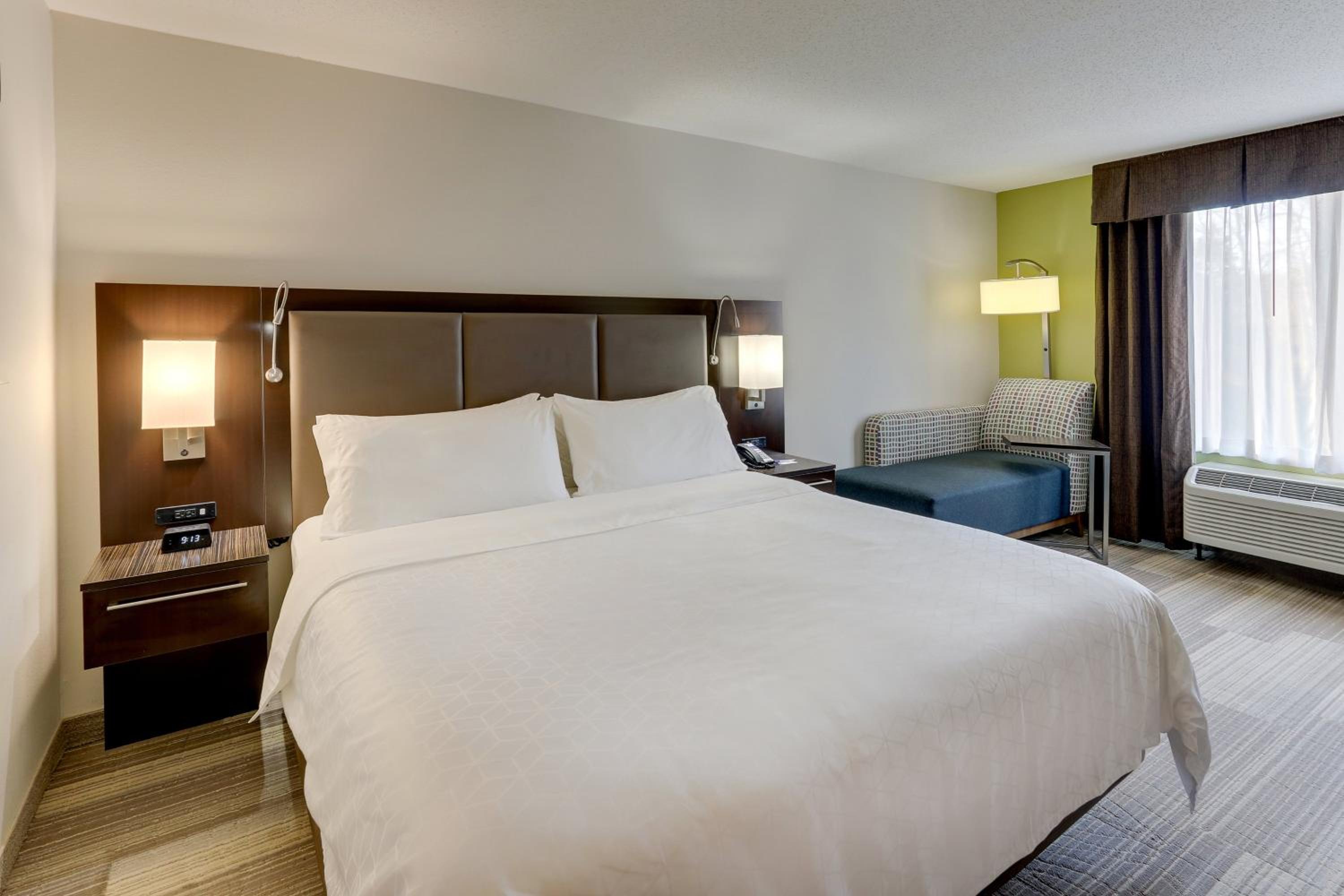 Standard King Room - Photo 3