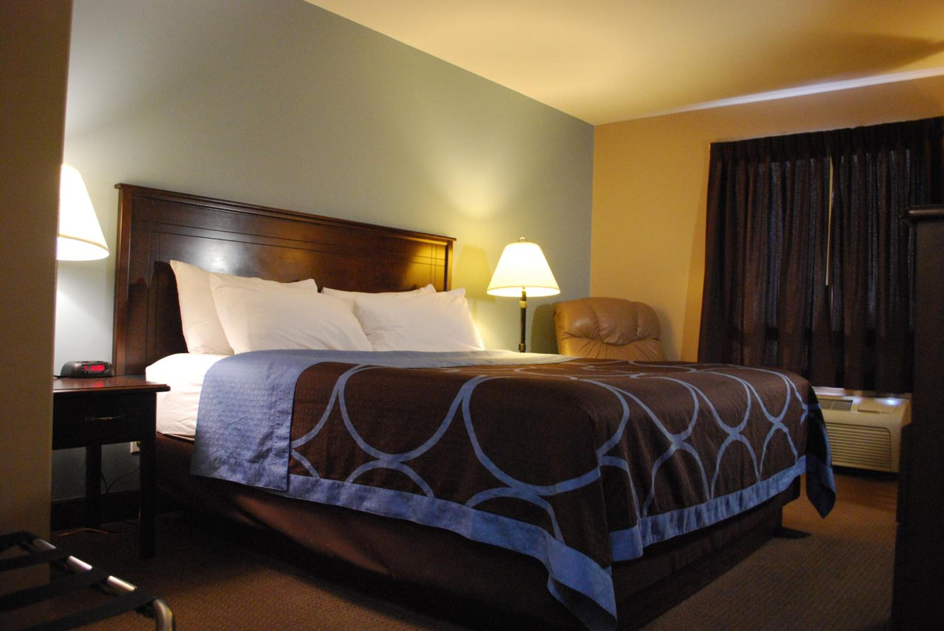 Standard King Room - Photo 9
