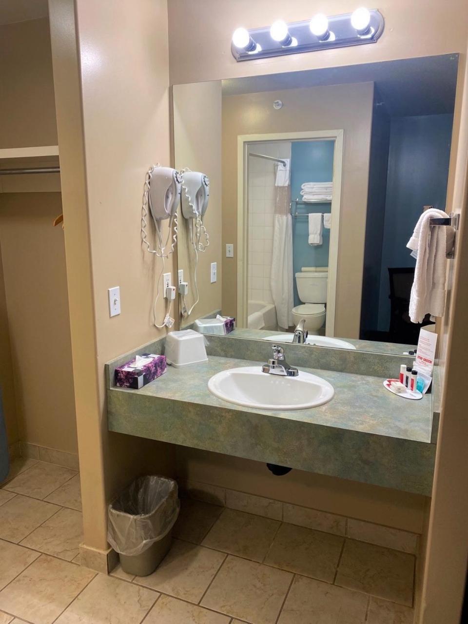 Standard Queen Room with Two Queen Beds - Photo 7