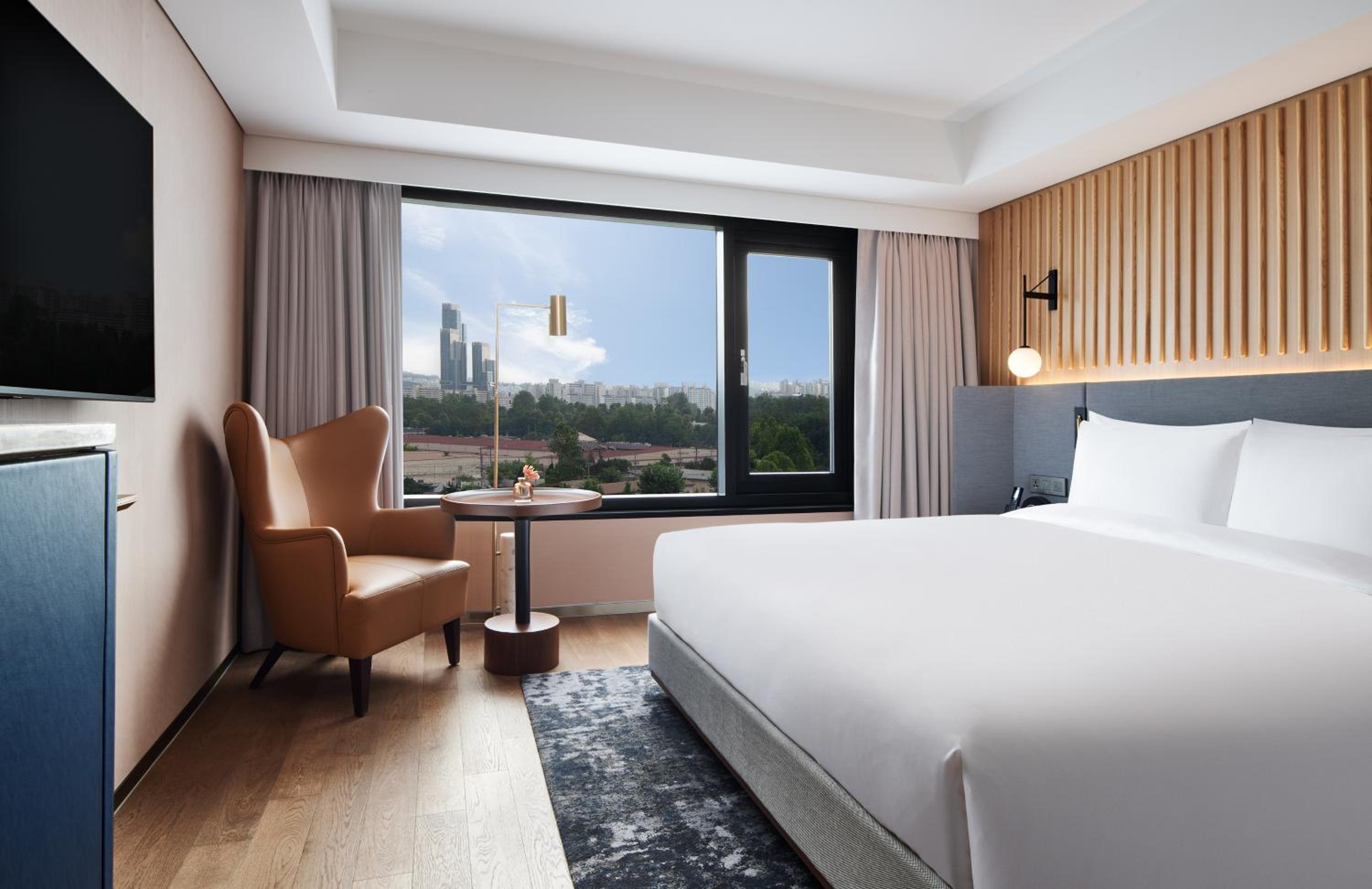 Signature King Room with City View  - Photo 6