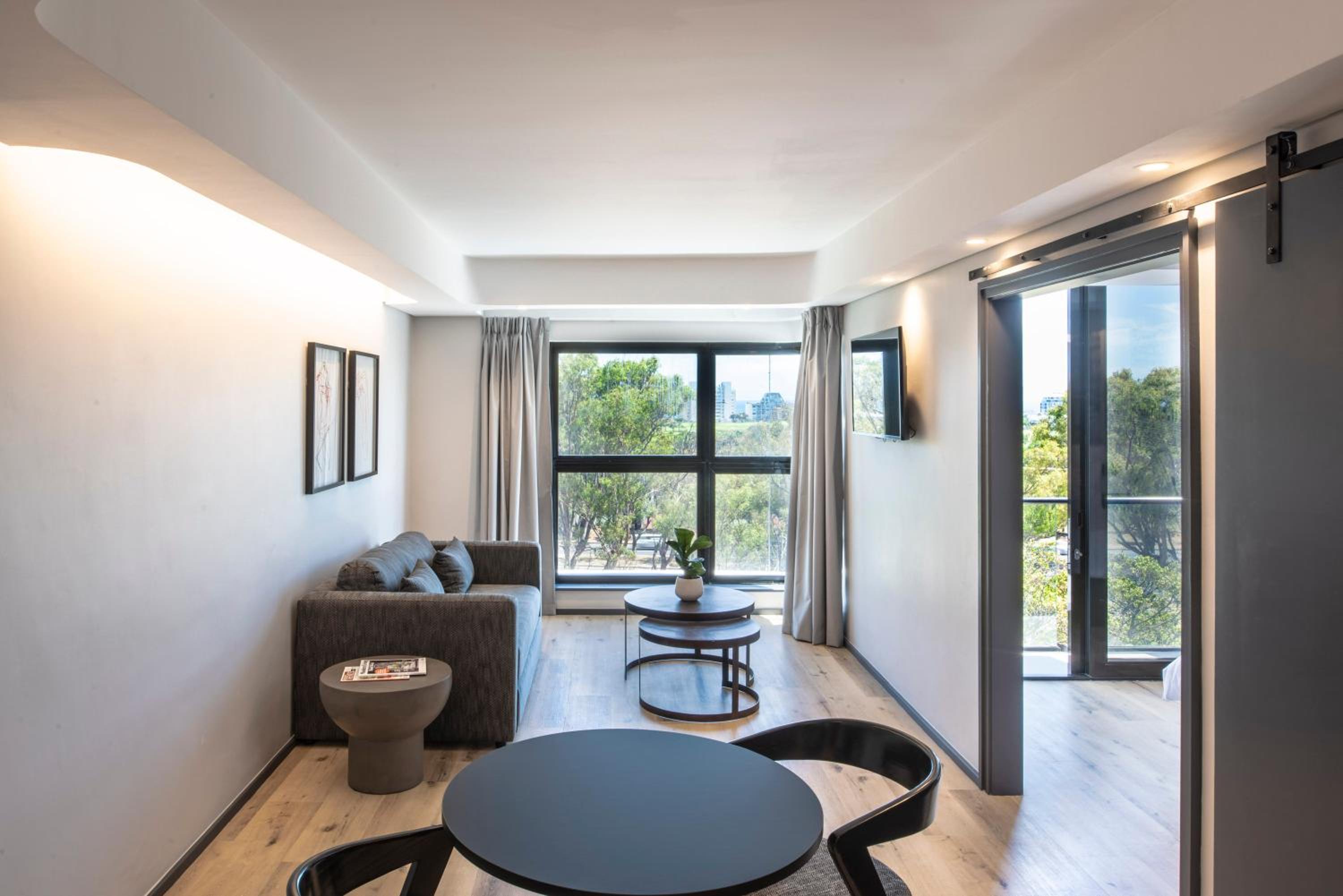 Executive Suite - Photo 18
