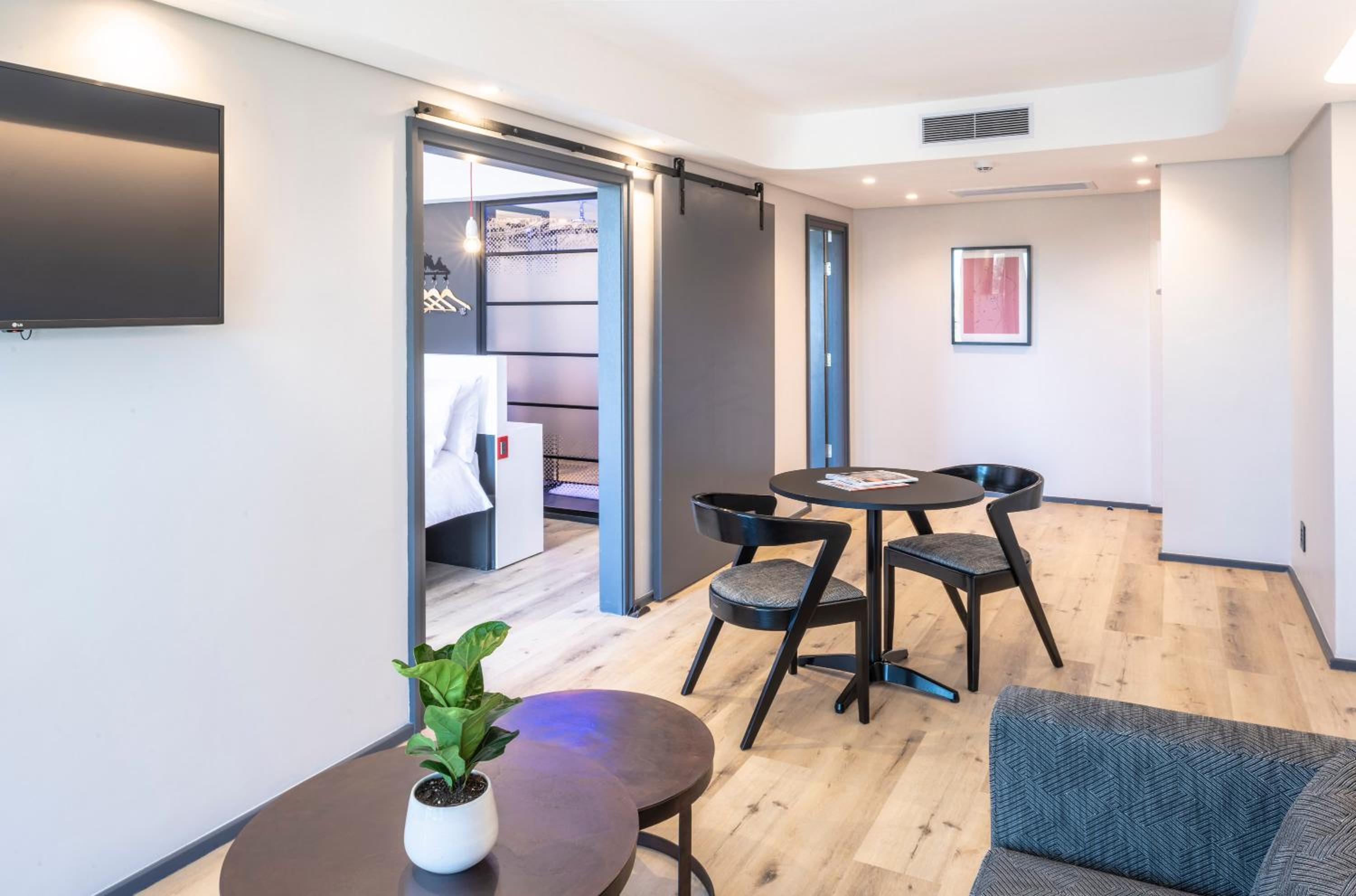 Executive Suite - Photo 16