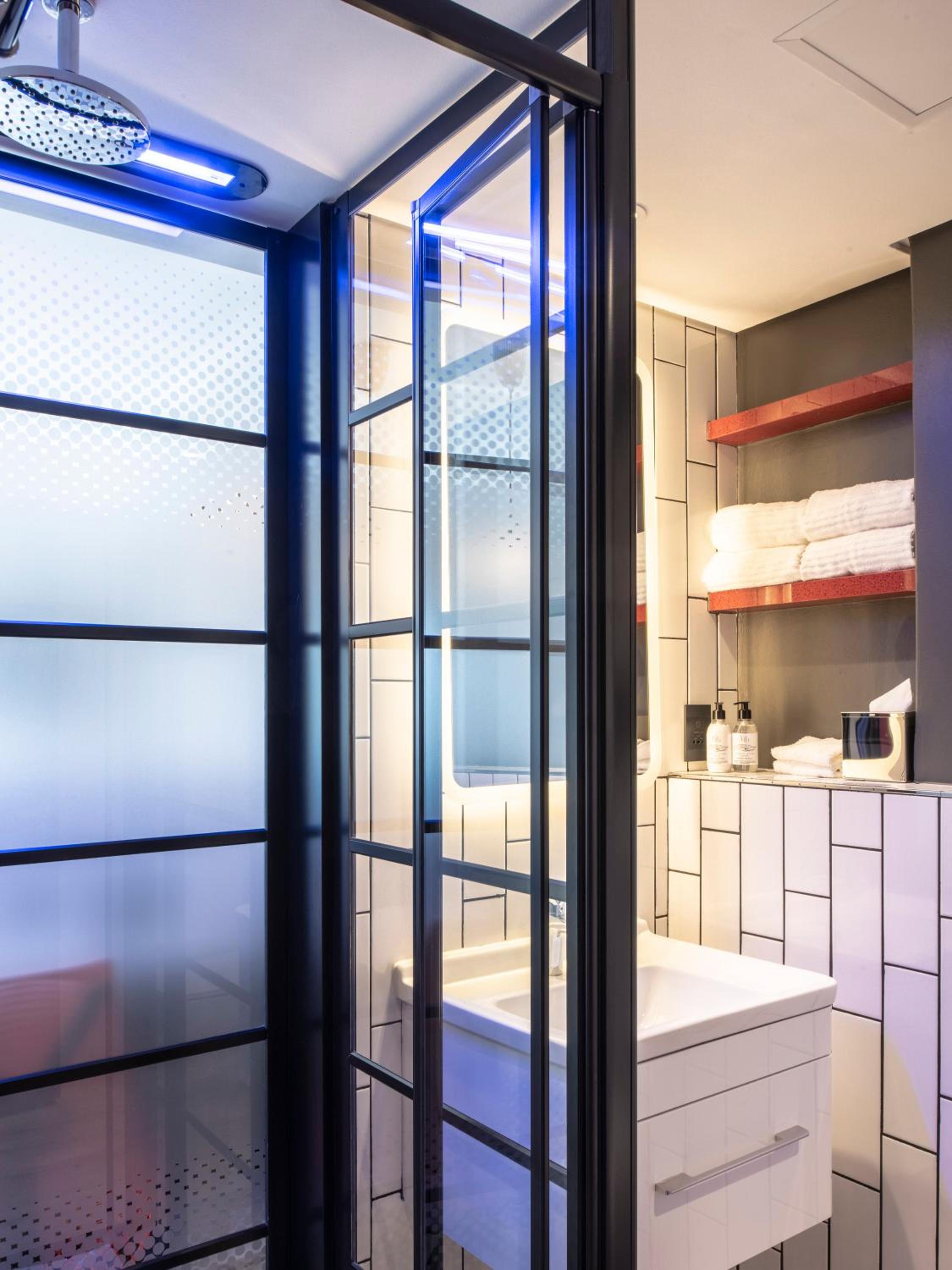Standard Double Room - Photo 16