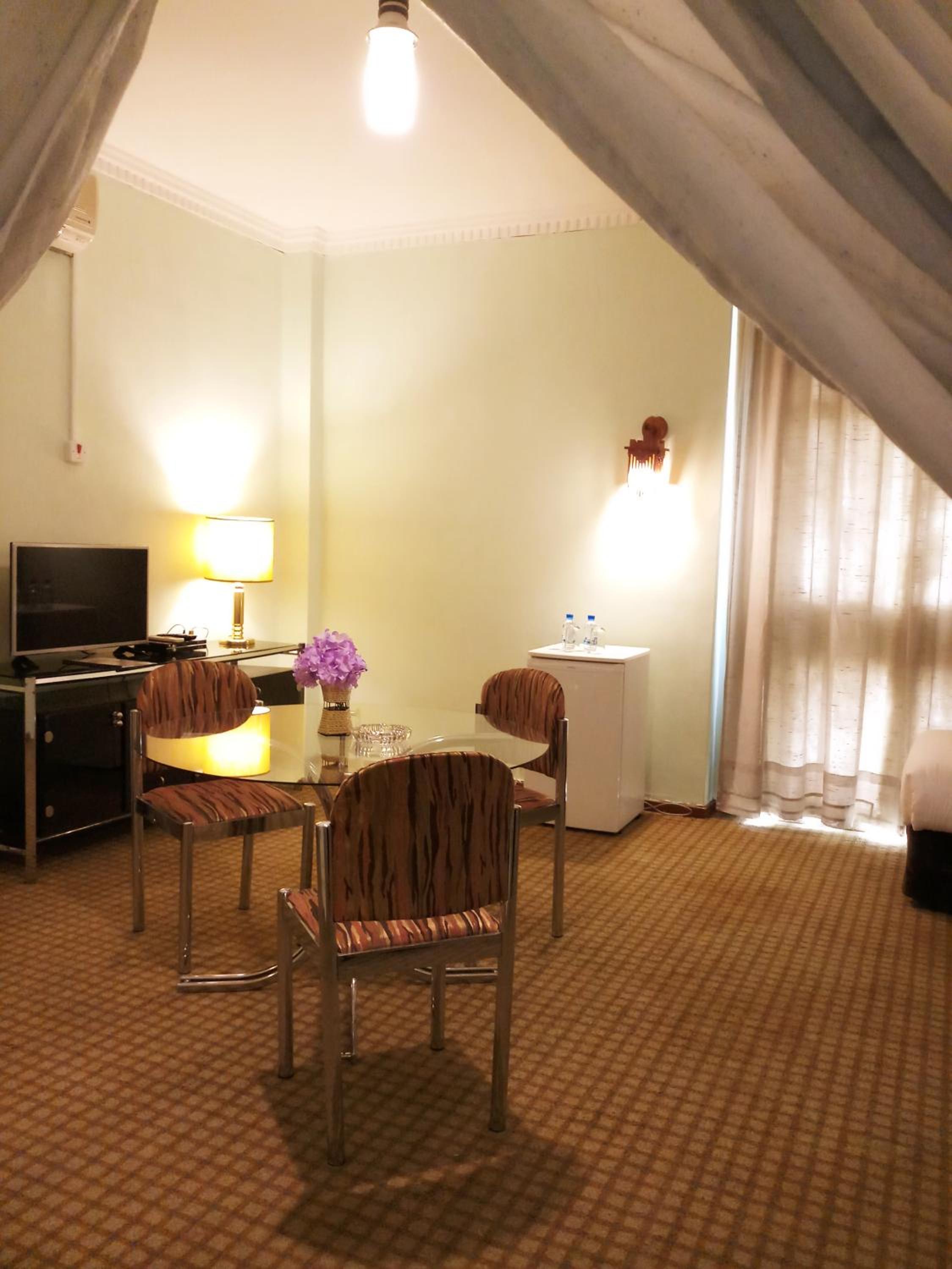 Suite - Photo 10