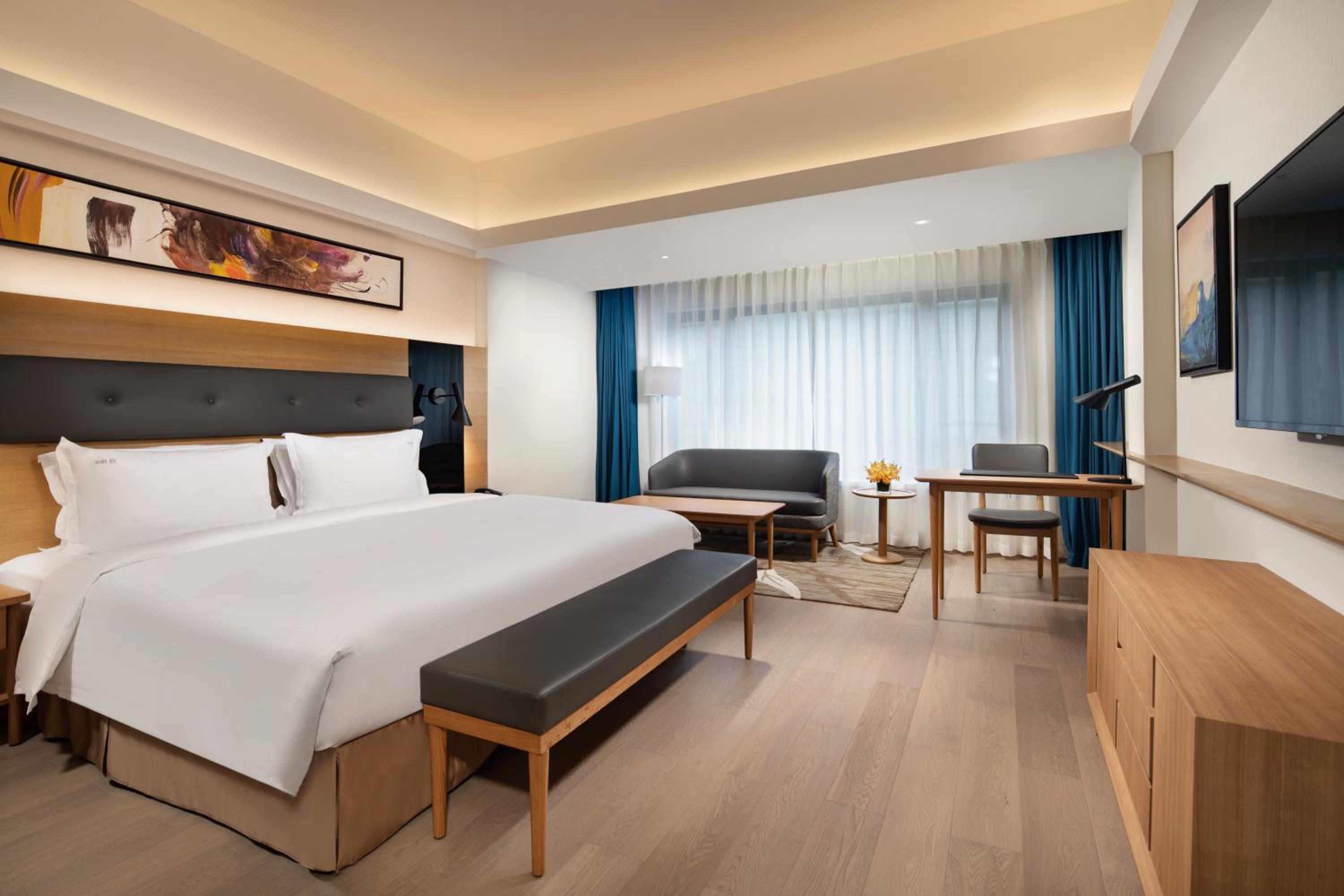 Premium King Room with Separate Bath and Walk-In Shower thumbnail 6
