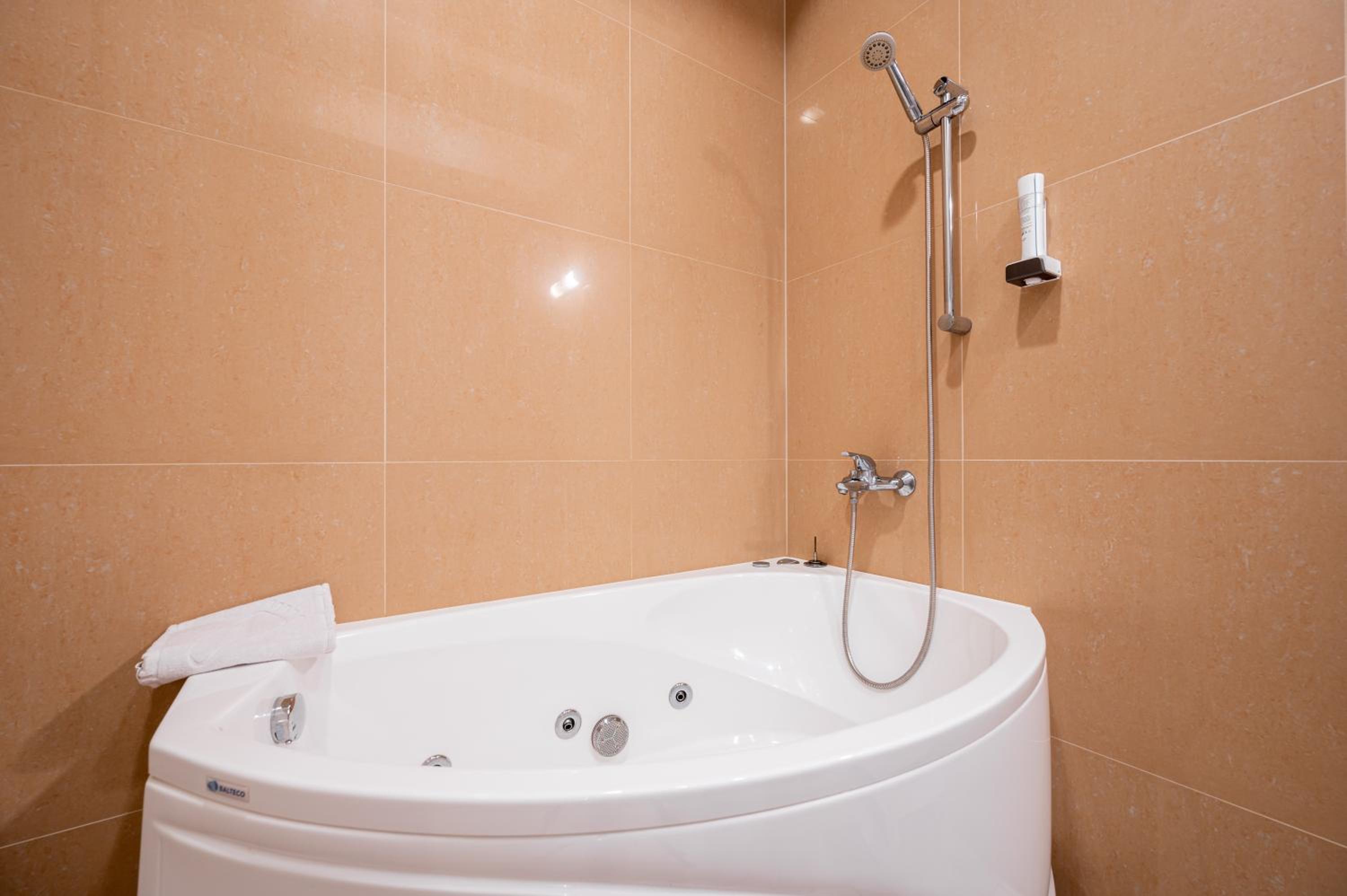 Suite with Spa Bath - Photo 2