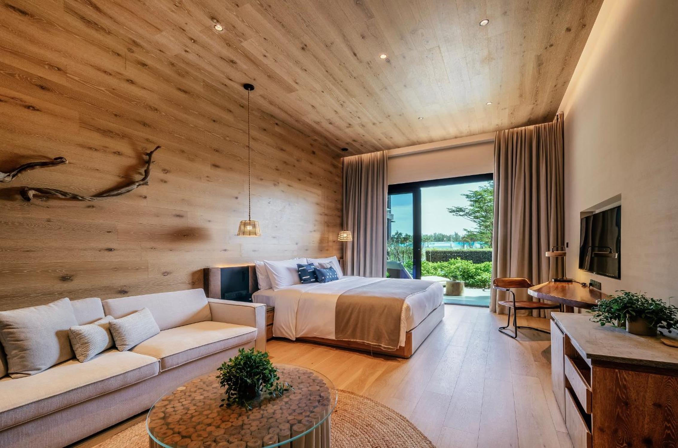 Lagoon Plunge Pool Family Suite