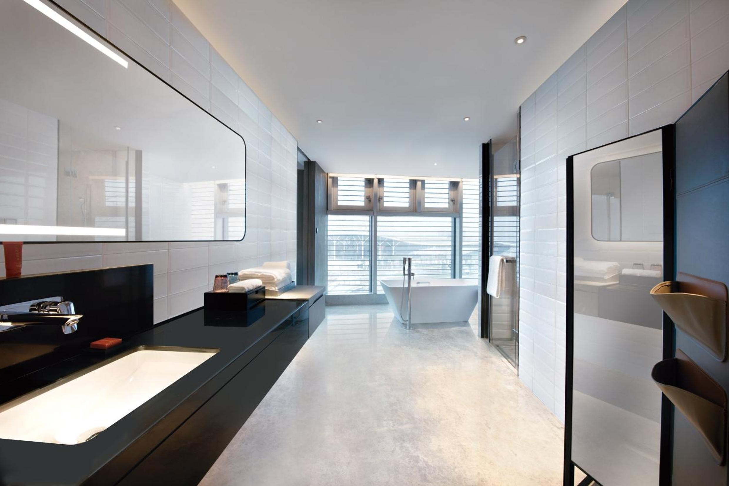 Premium King Room - Photo 5