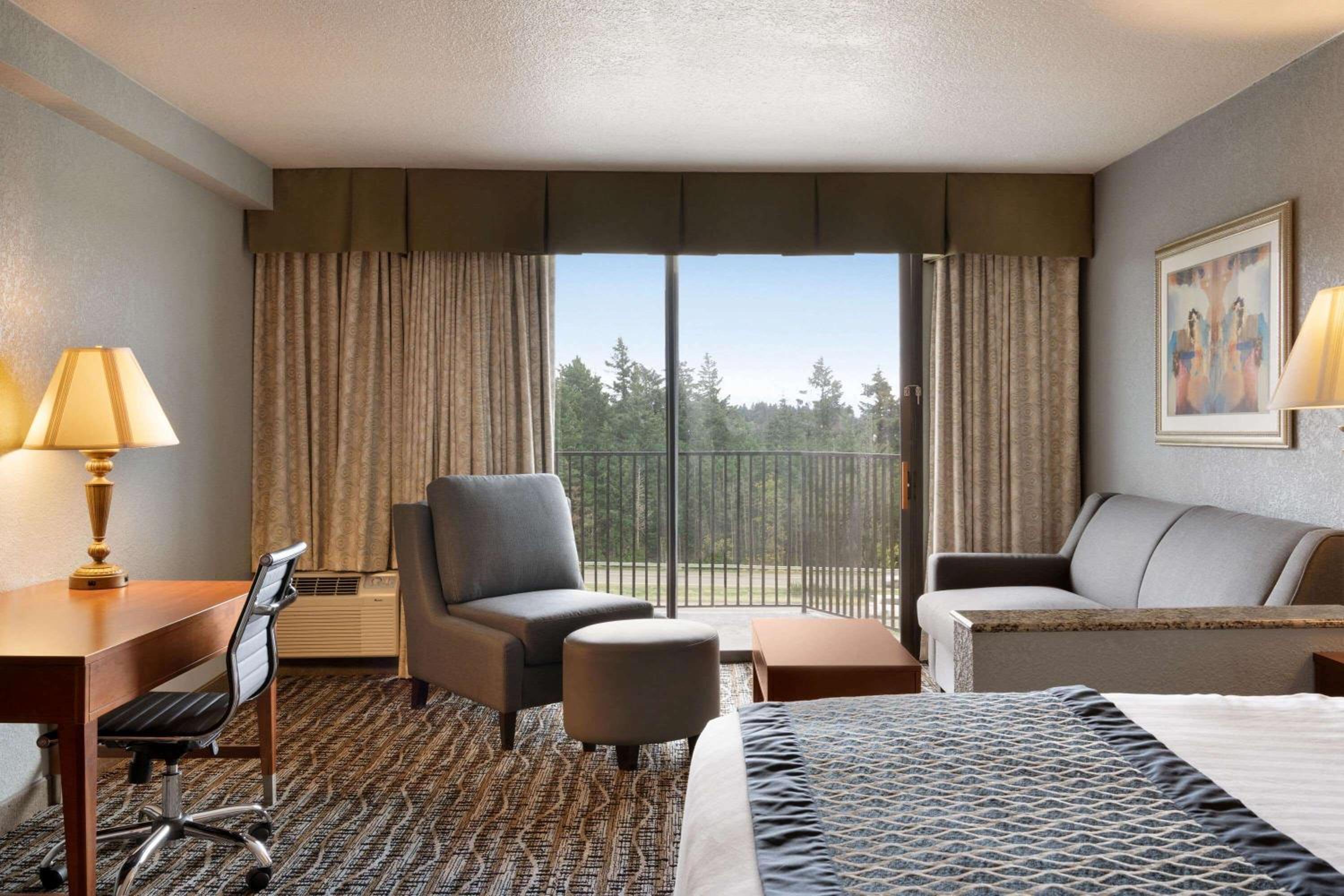 King Studio Suite with City View - Non-Smoking