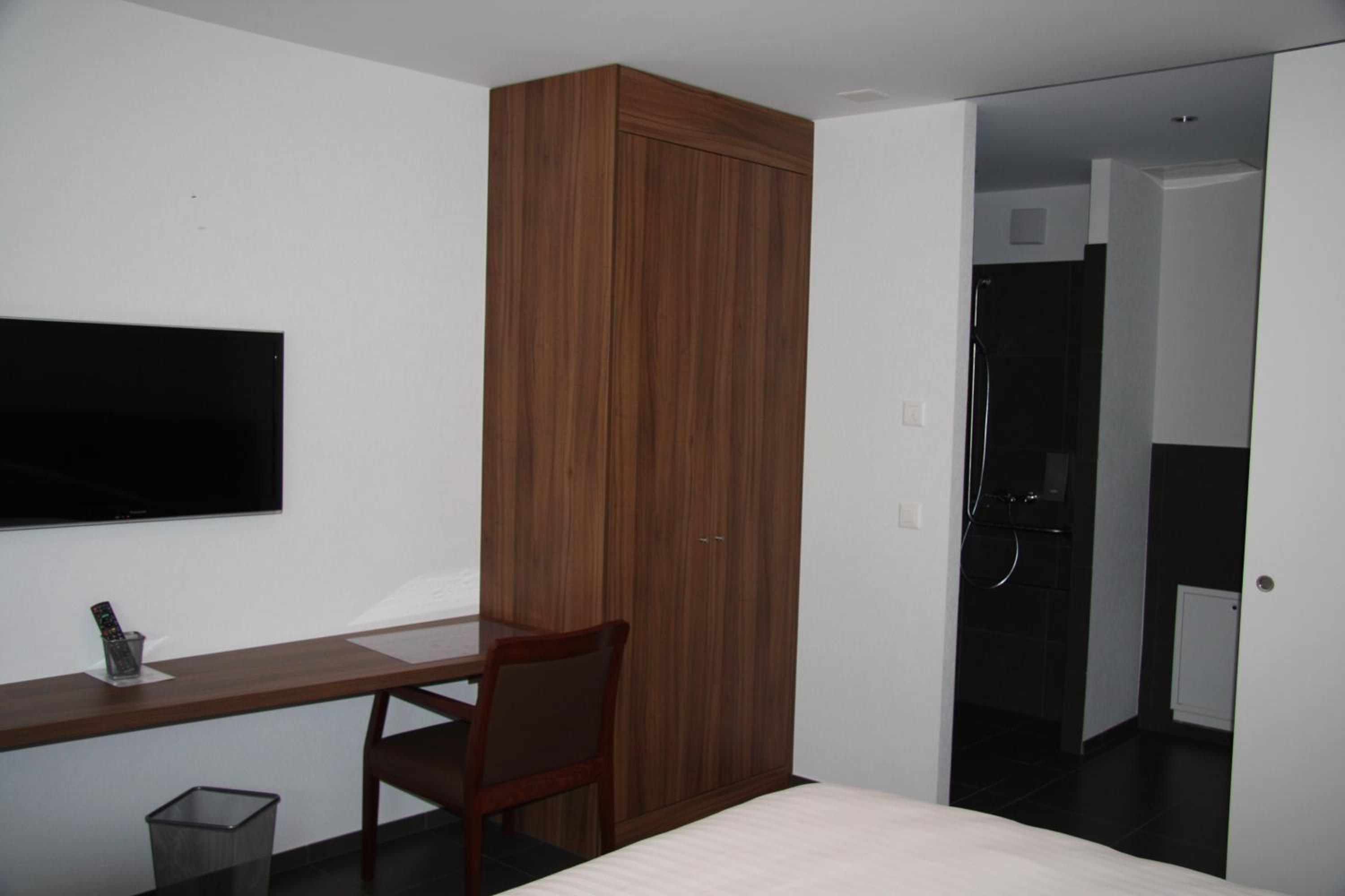 Double Room - Disability Access photo 3