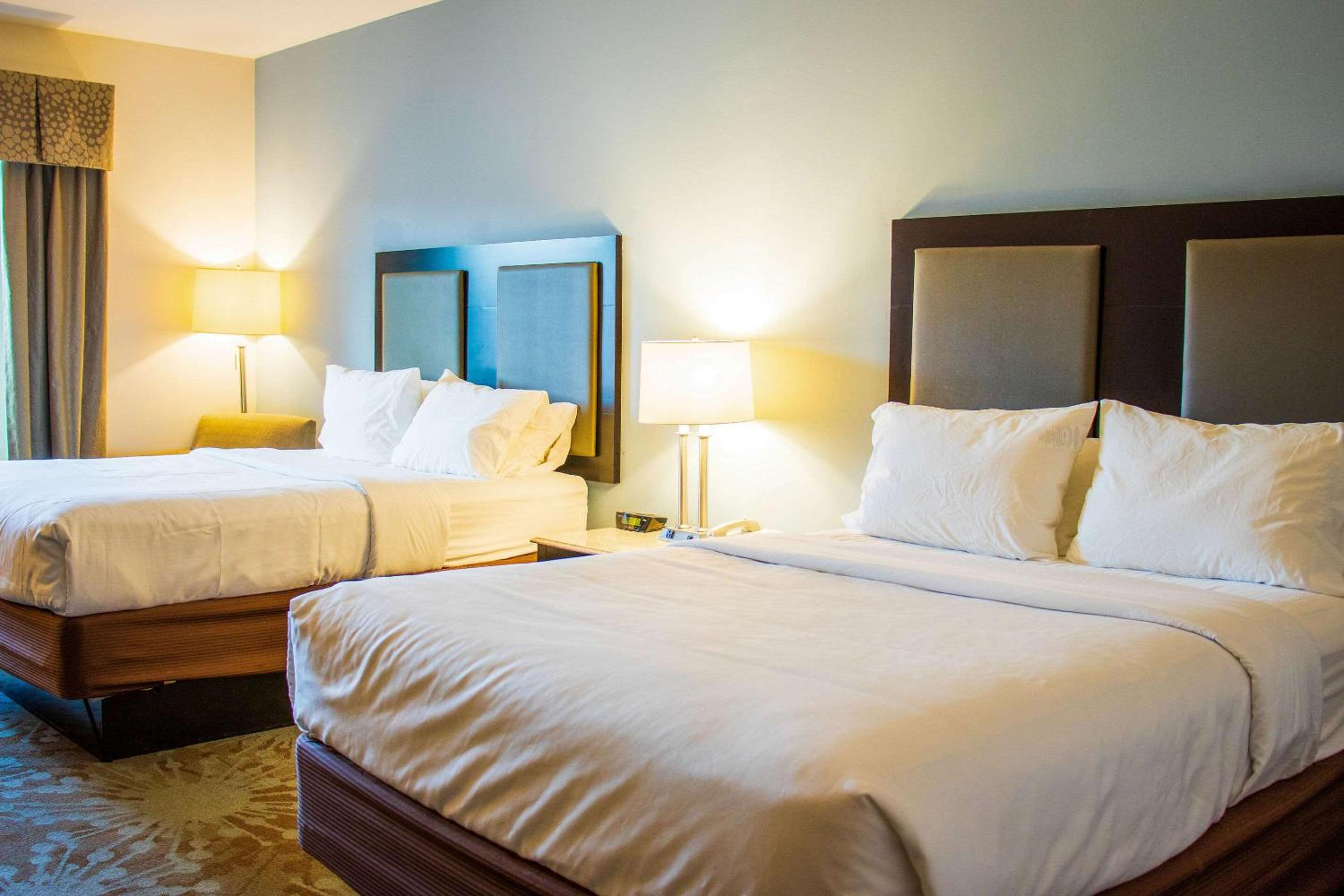 Standard Queen Room with Two Queen Beds - Non-Smoking - Photo 1