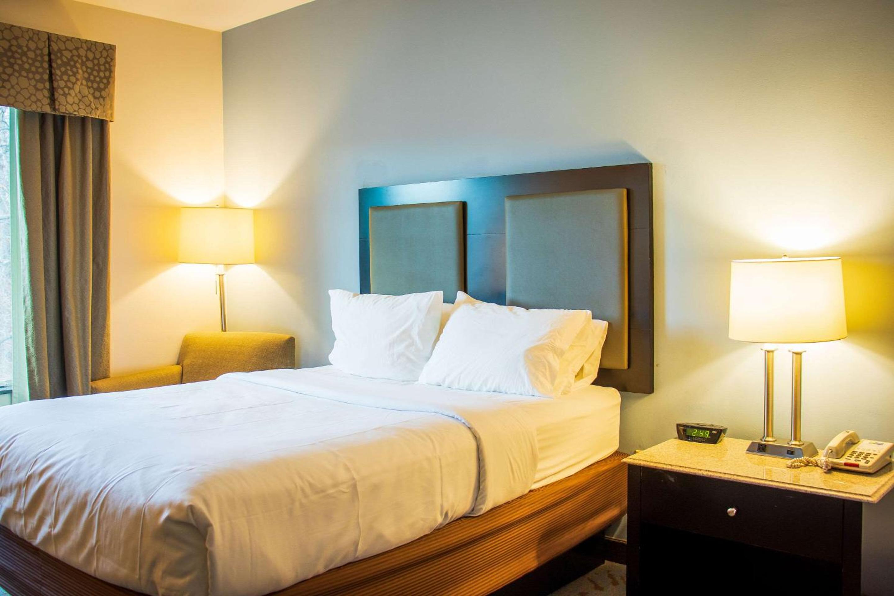 Standard Queen Room with Two Queen Beds - Non-Smoking - Photo 3