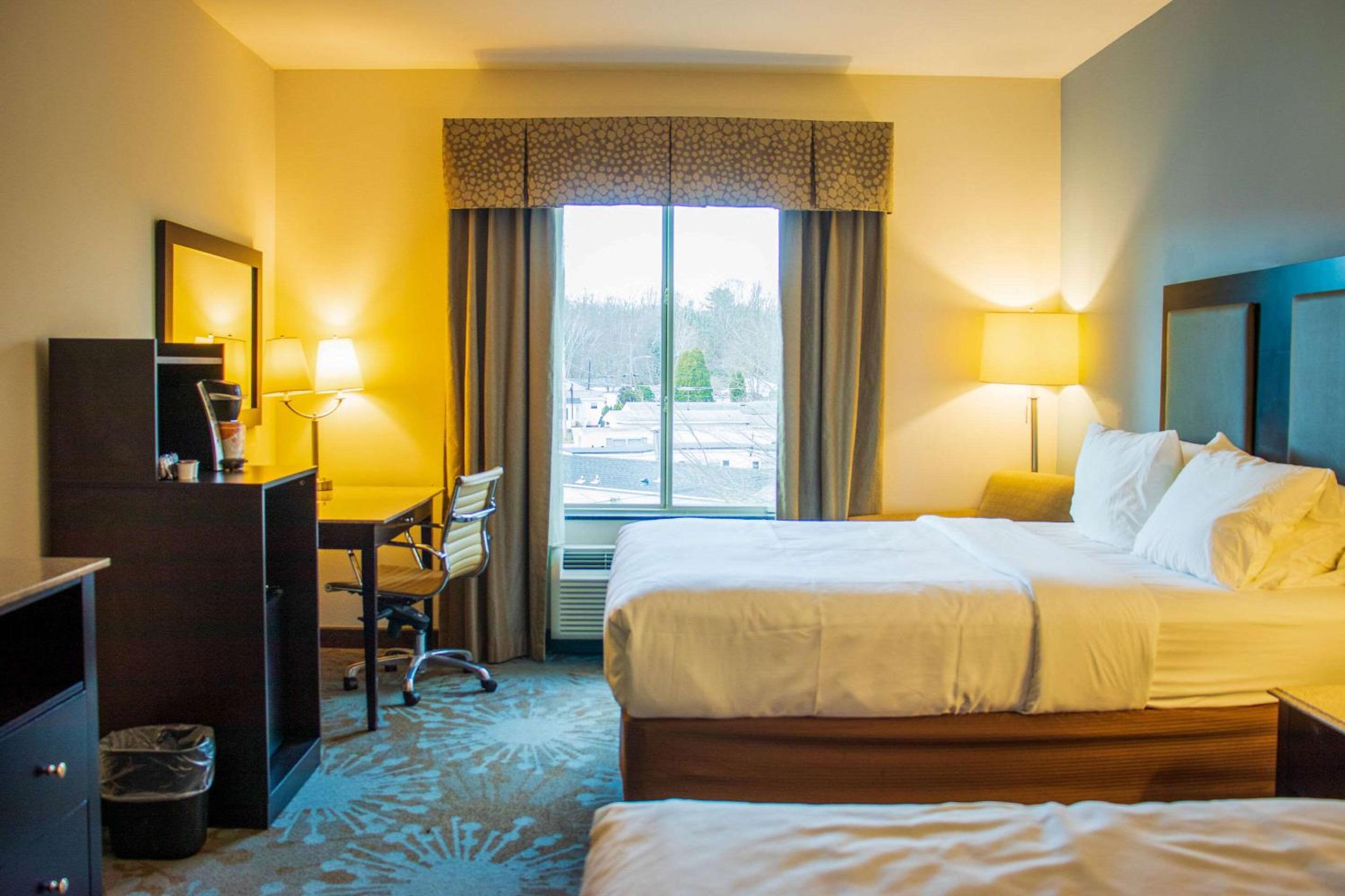 Standard Queen Room with Two Queen Beds - Non-Smoking - Photo 6