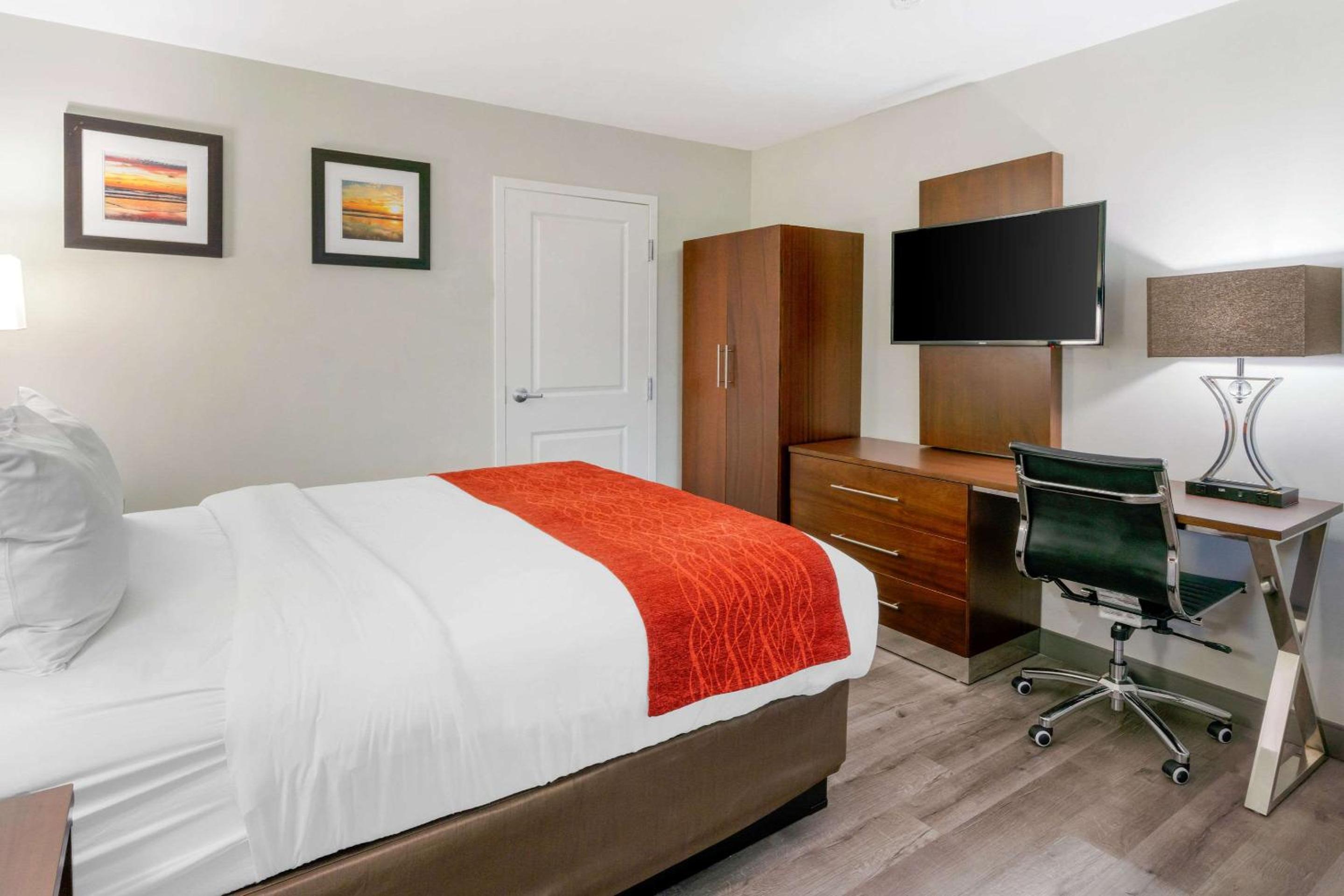 Queen Room - Accessible/Nonsmoking photo 2