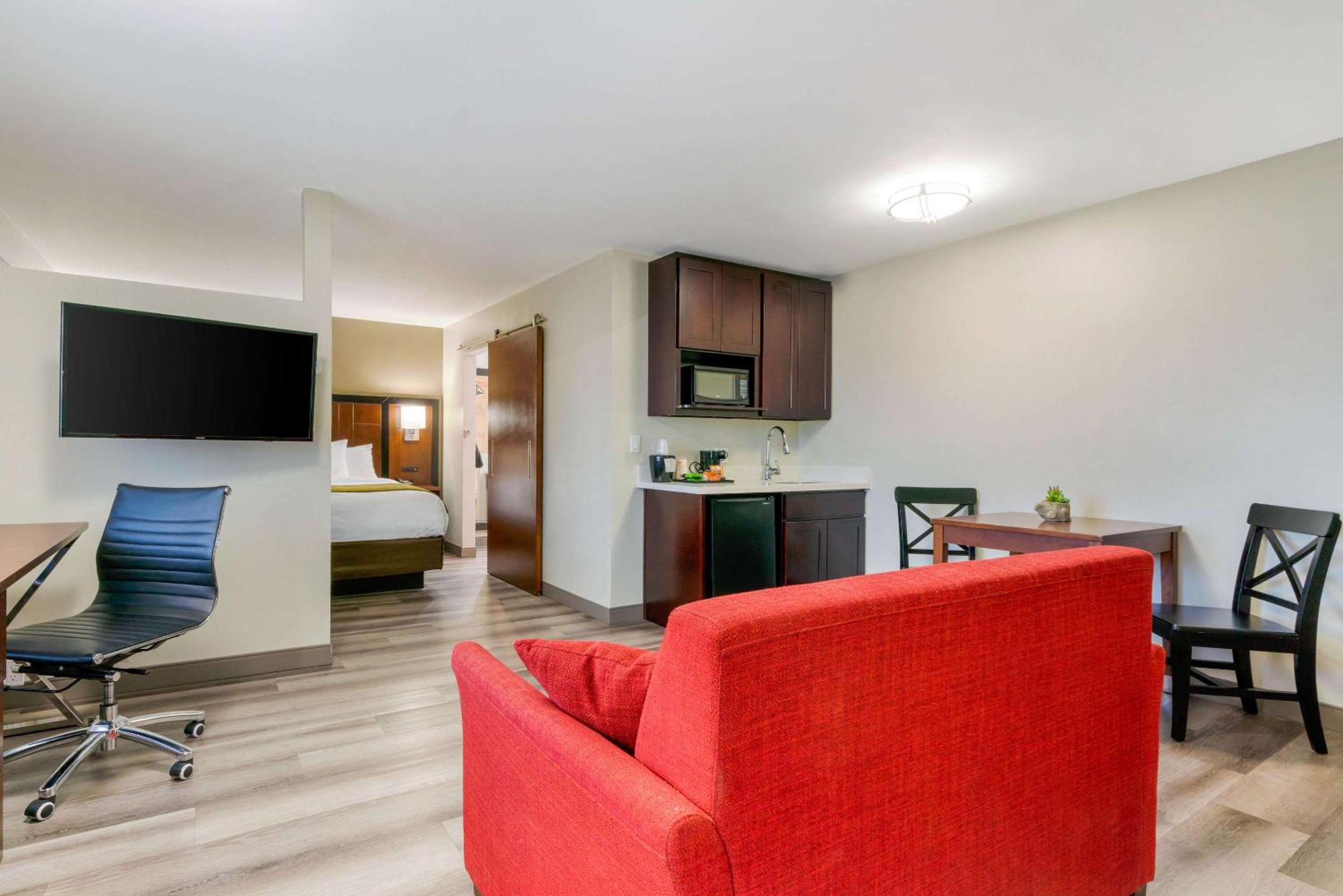 King Suite - Non Smoking photo 3